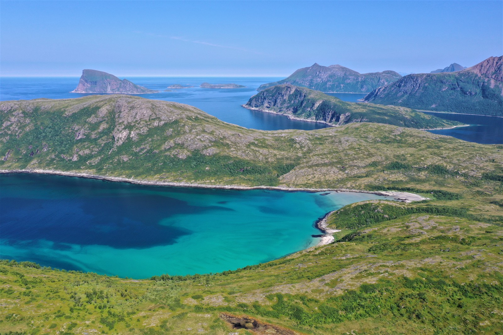 På Tussøy går det inn en liten fjord som heter Tåfjorden. Dette er en skjermet perle som enkelt kan nås både til fots eller med båt. Attraktiv destinasjon for mange havpadlere.