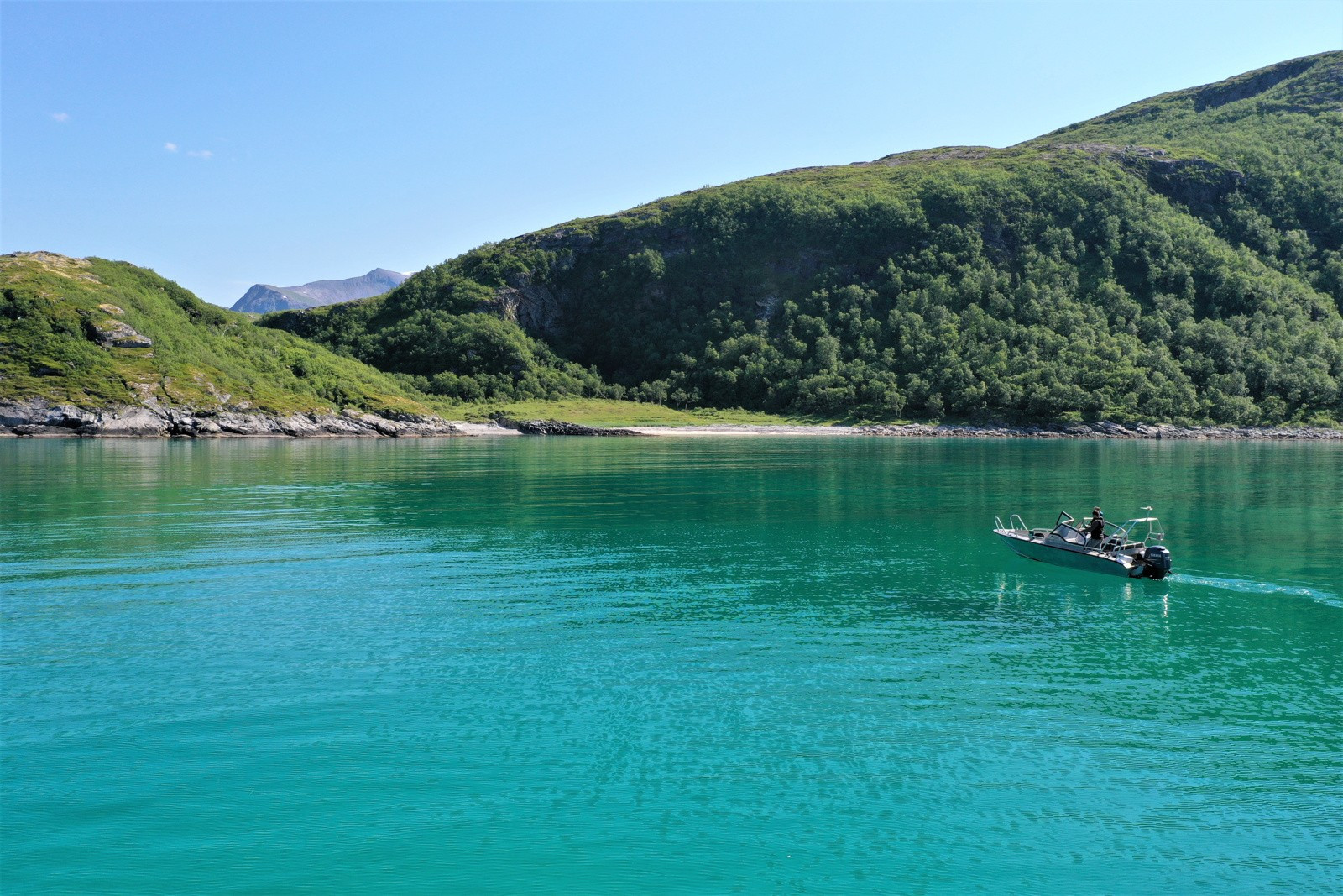 På Tussøy går det inn en liten fjord som heter Tåfjorden. Dette er en skjermet perle som enkelt kan nås både til fots eller med båt. Attraktiv destinasjon for mange havpadlere.