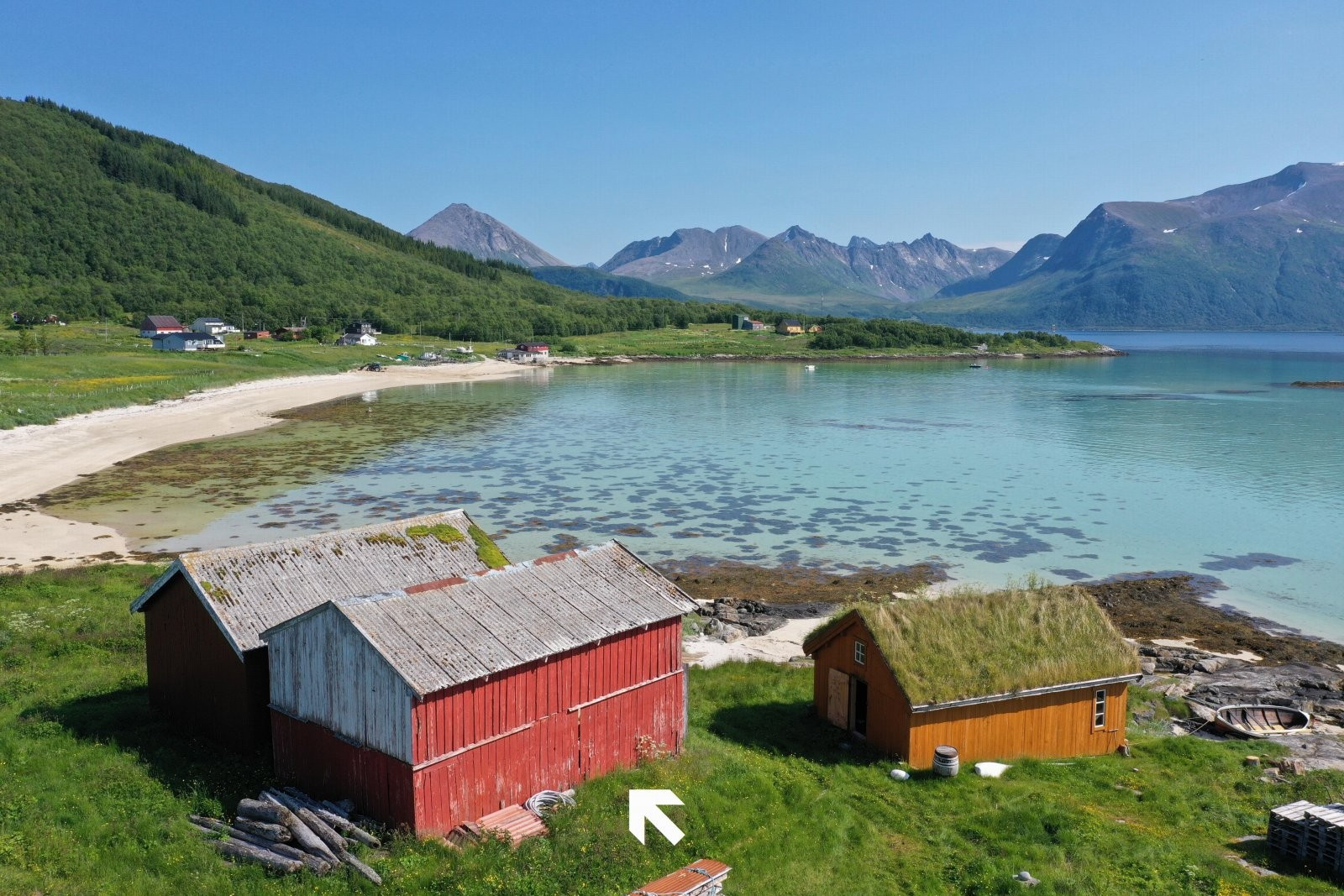 Naustet går over to plan og har rikelig med lagringsplass.