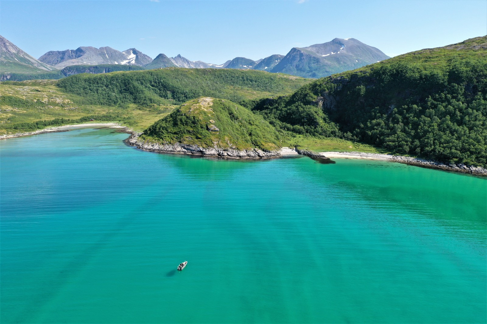 På Tussøy går det inn en liten fjord som heter Tåfjorden. Dette er en skjermet perle som enkelt kan nås både til fots eller med båt. Attraktiv destinasjon for mange havpadlere.