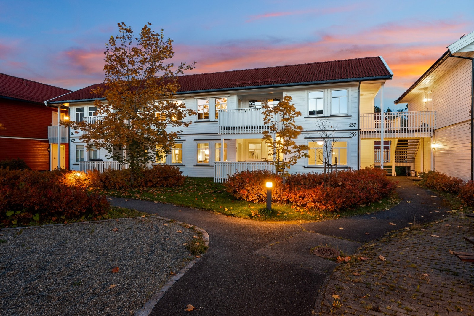 Fra Okstad og Kroppanmarka er det enkelt å komme seg til de aller fleste Høyskoler og Universitet. Direktebuss til både NTNU, handelshøyskolen og sentrum med hyppige avganger. Galleribilde