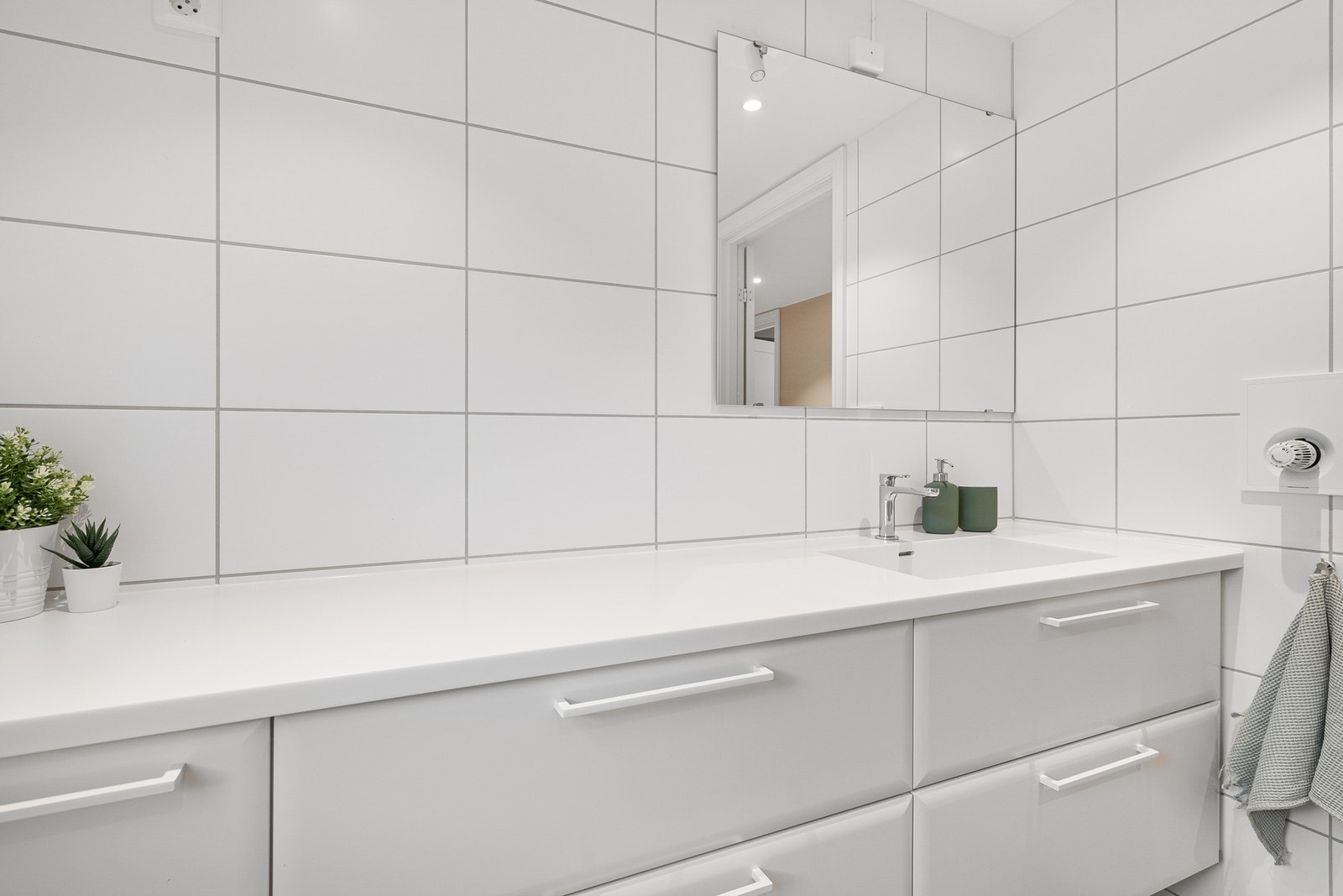 Stor innredning med mye lagringsplass og benkeplass. Galleribilde