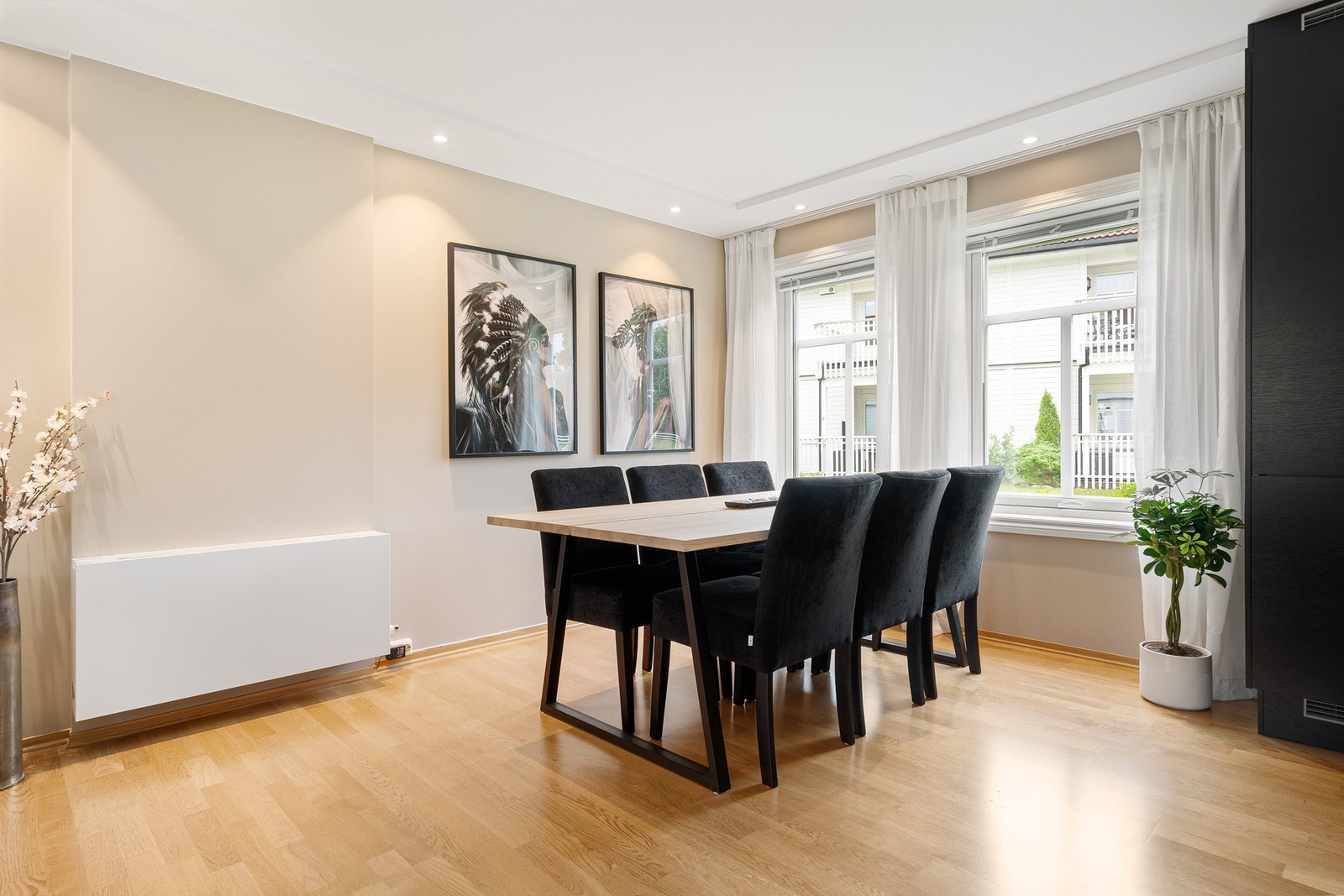 De store vindusflatene i leiligheten bidrar til mye naturlig lysinnslipp. Galleribilde