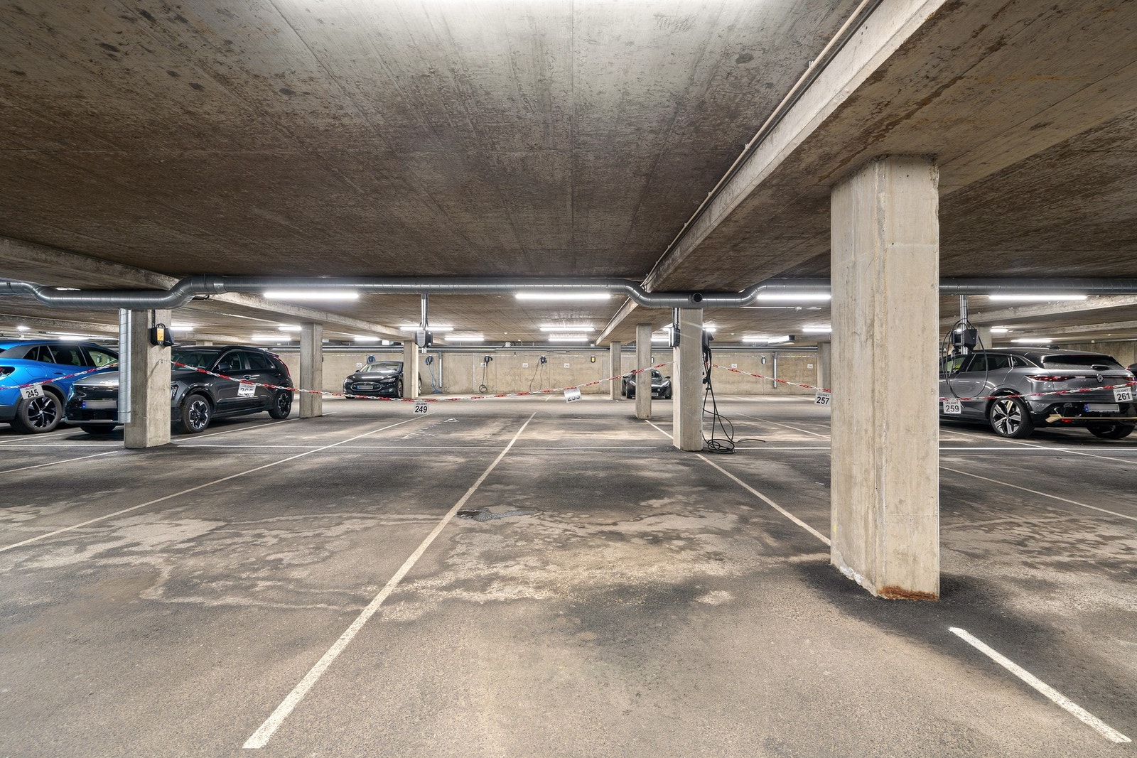 Parkering i garasjekjeller. Galleribilde