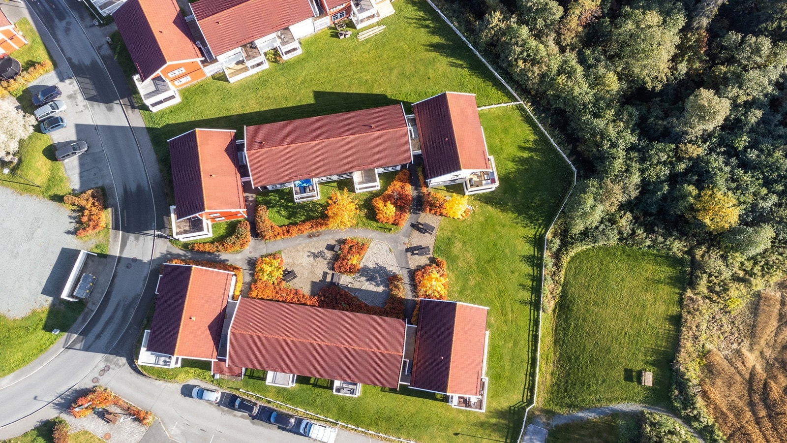 Boligen ligger fint til i feltet med flotte grøntområder som nærmeste nabo. Galleribilde