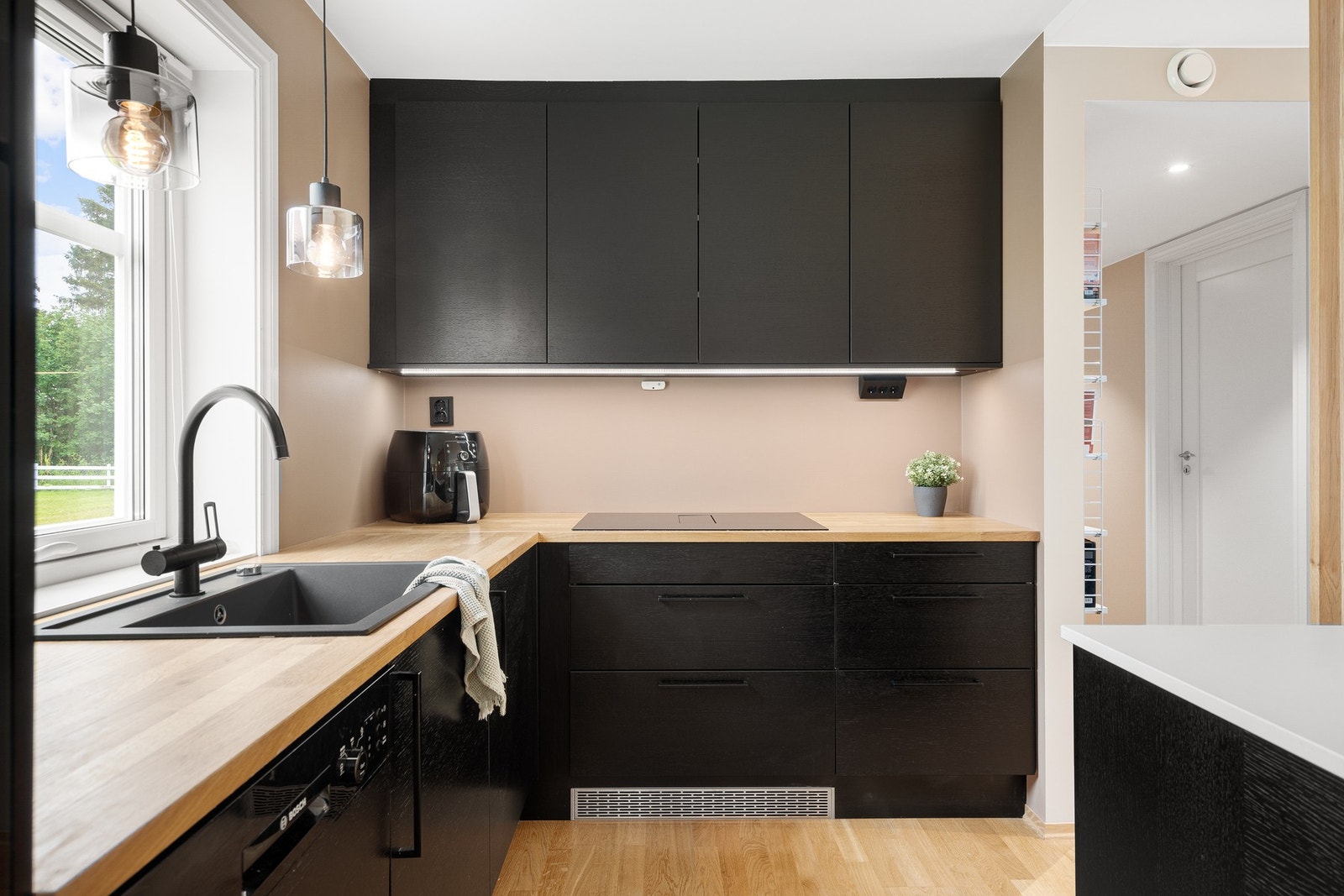 Kjøkkenet er fra 2018 og har benkeplate i heltre eik og corian. Galleribilde