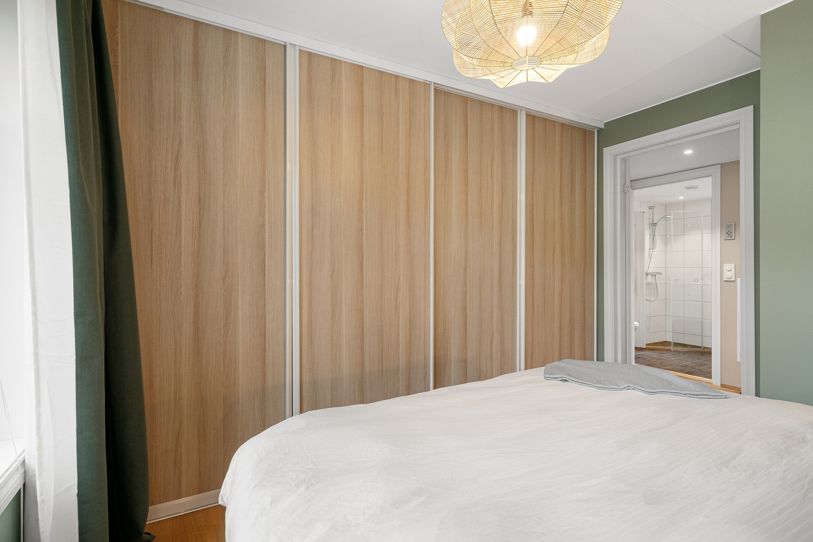 Hovedsoverommet har godt med oppbevaringsplass i praktisk skyvedørsgarderobe. Galleribilde