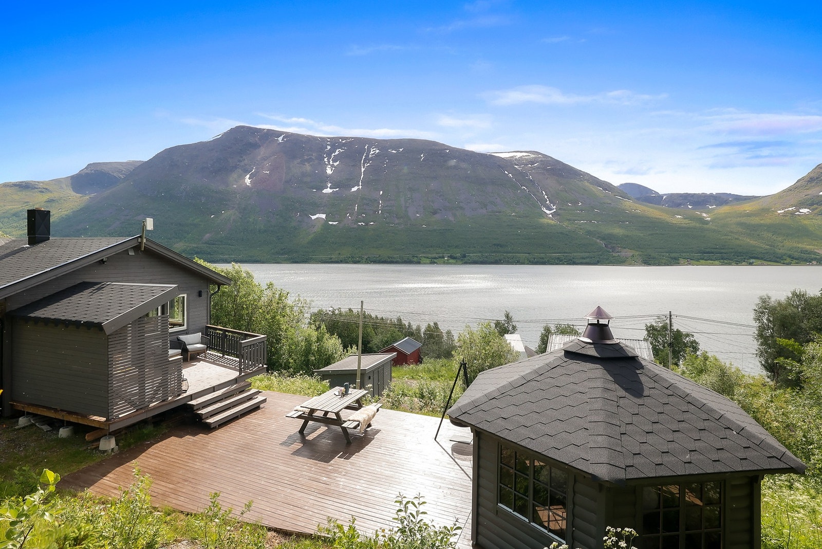 Beliggenhet tett på fjord og fjell Galleribilde