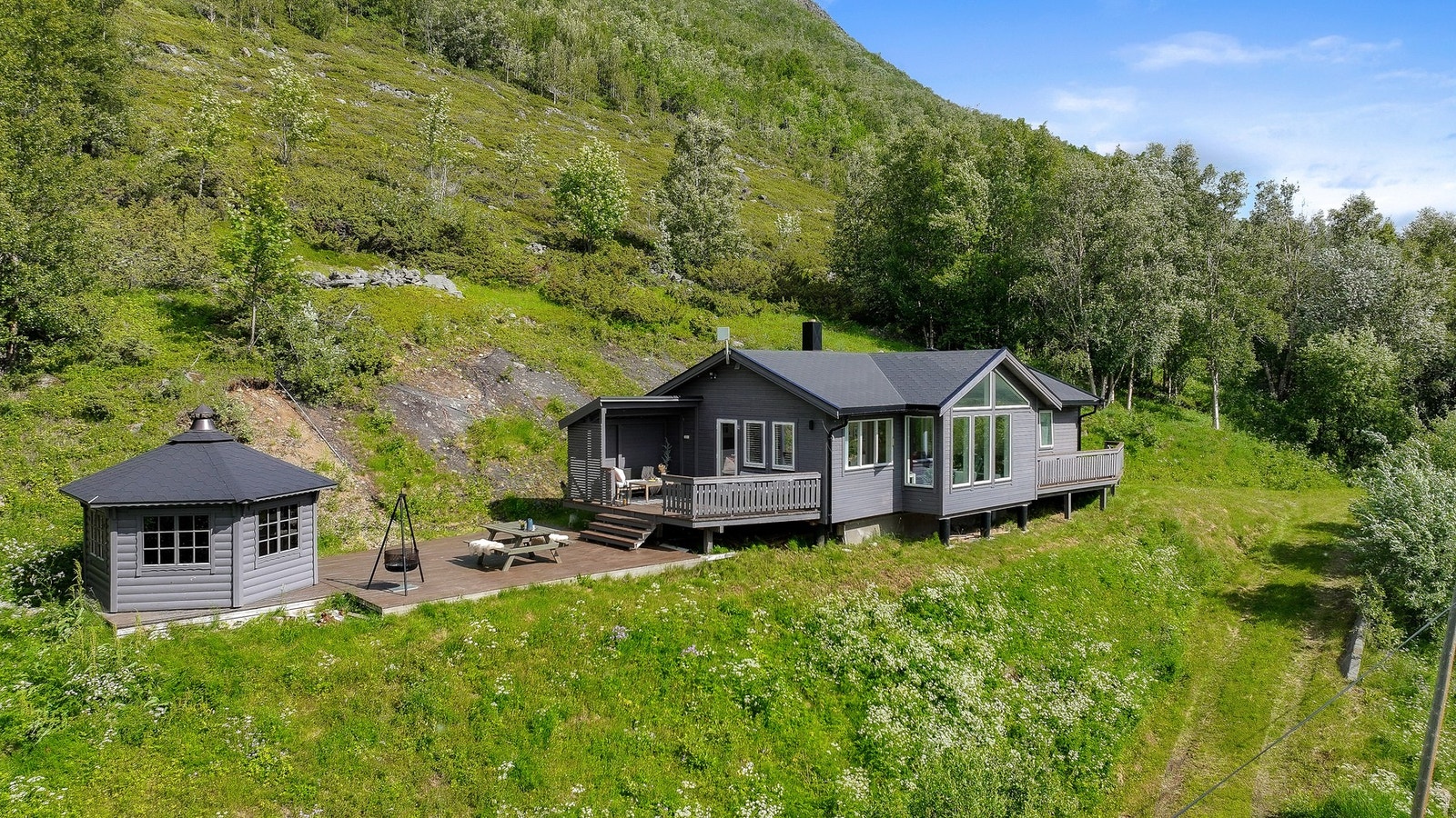 Hytte med flotte uteområder og grillstue Galleribilde