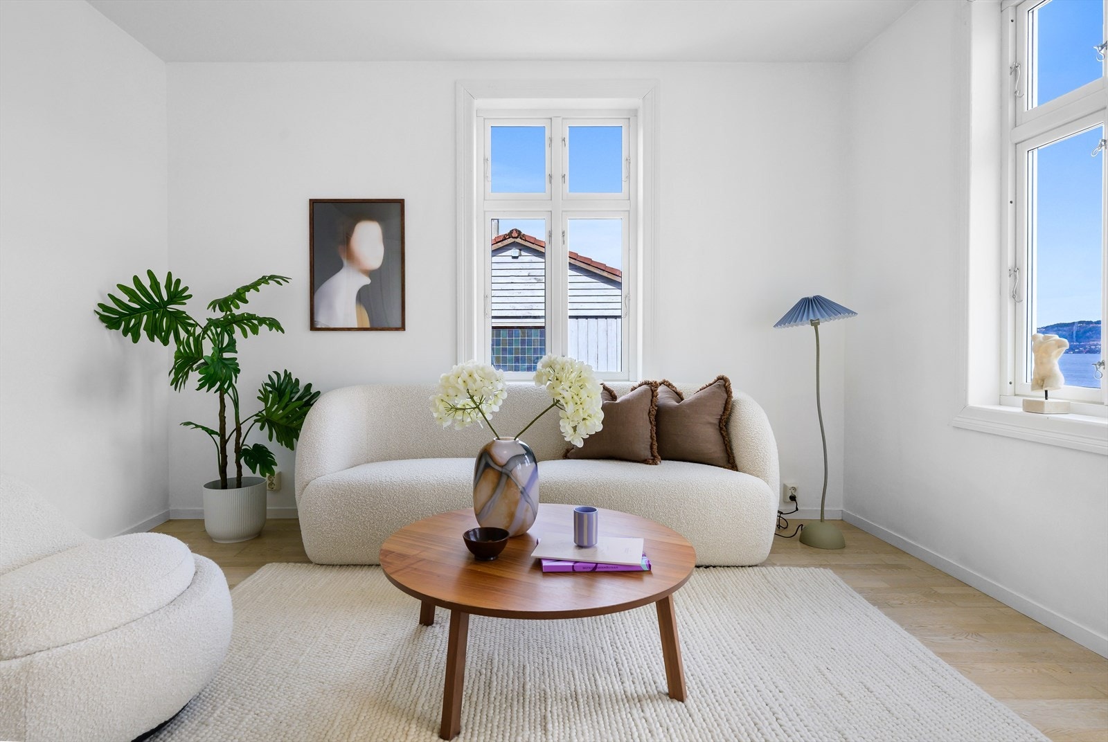 Tiltalende stue med store vindusflater som gir mye naturlig lys. Galleribilde