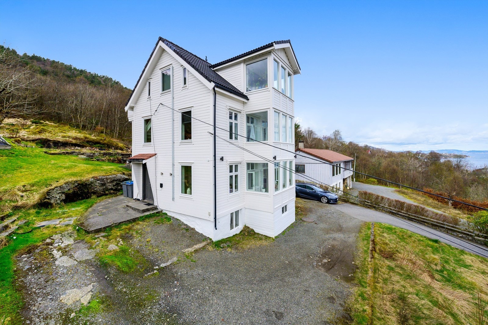 Fasade med felles inngangsparti og felles gårdsplass. Galleribilde