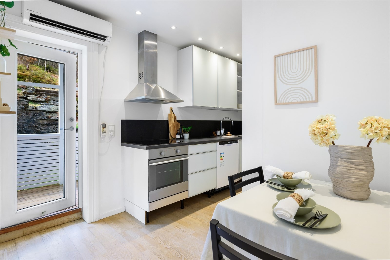 Fint kjøkkenområde med dør ut til altanen på baksiden. Galleribilde