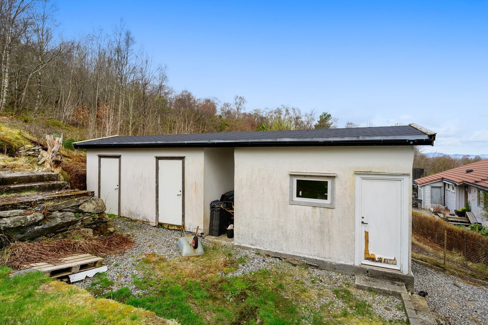 Utvendig sportsbod, en til hver av seksjonseierne. Galleribilde