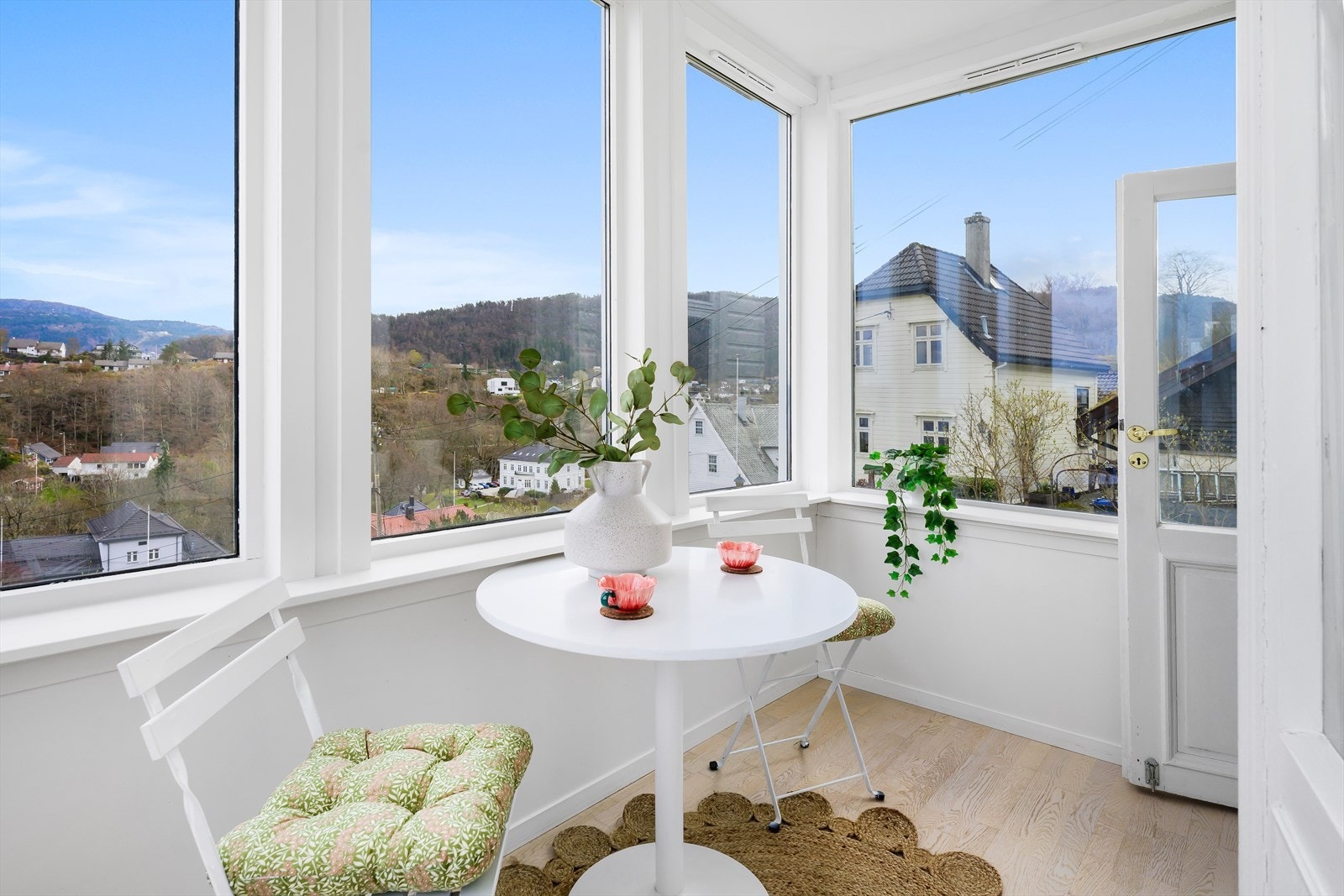 Vinduene er hovedsakelig byttet i 2010. I hagestuen ble vinduene skiftet i 1996. Galleribilde