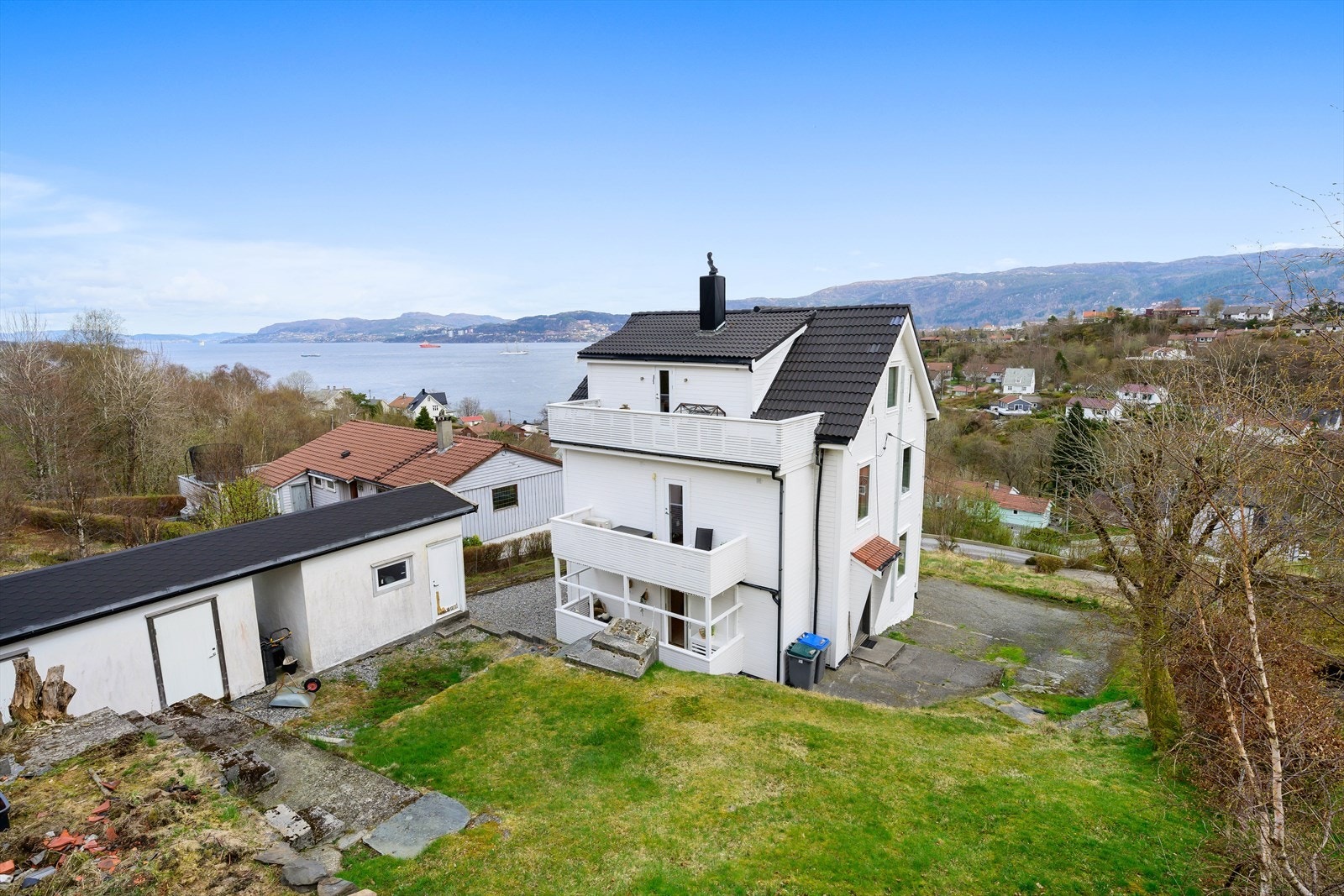 Eiendommen ligger høyt og fritt plassert, med tursti opp til Lyderhorn rett i nærheten. Galleribilde