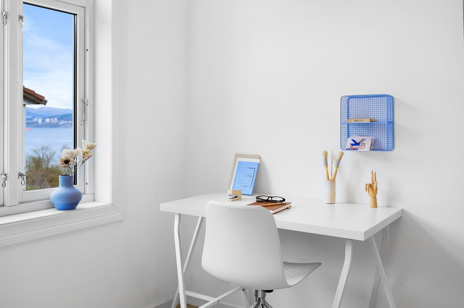 Utsikt har man faktisk fra de fleste rom i leiligheten. Galleribilde