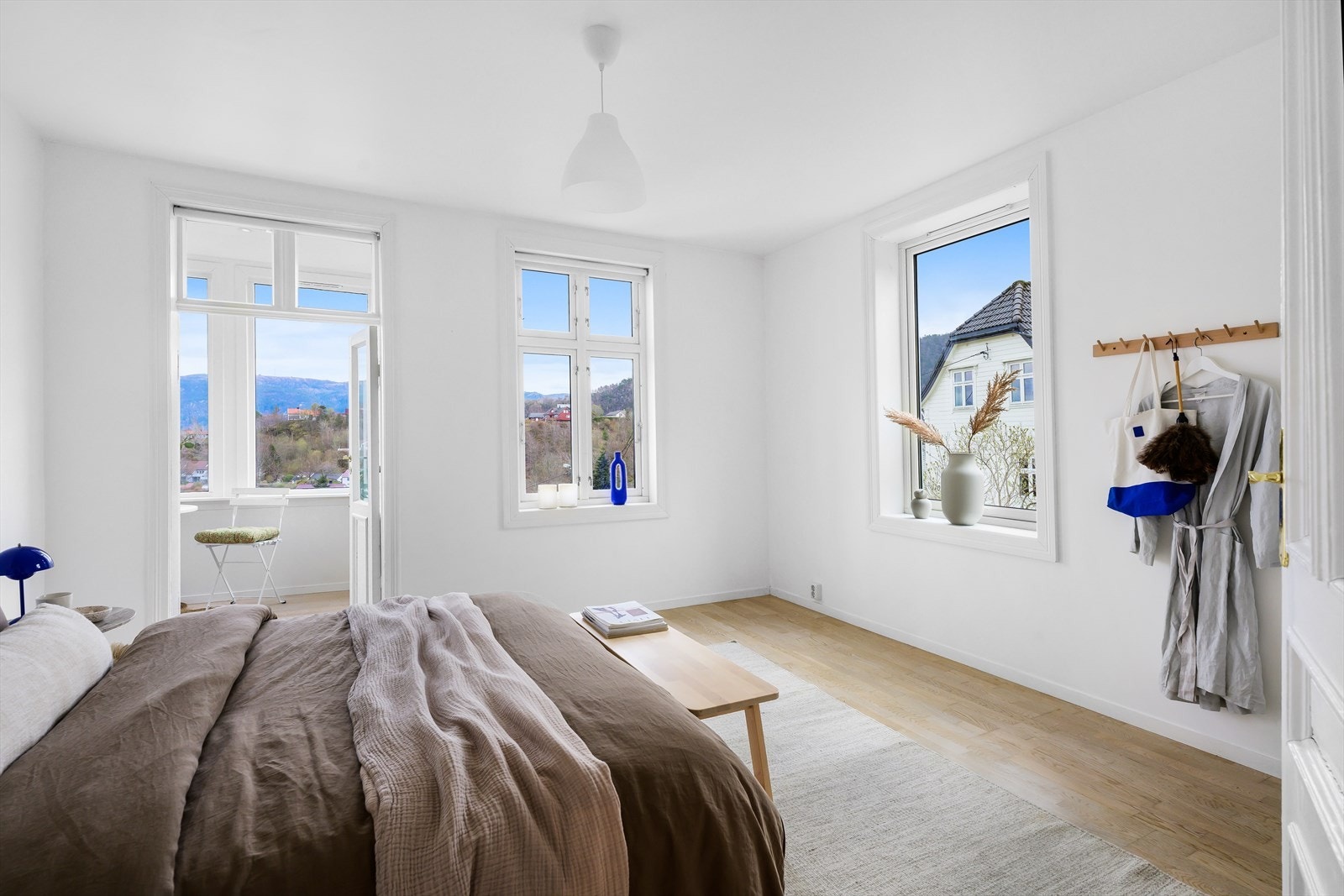 Flere vinduer som skaper en god romfølelse. Som fra stue, så har her også dør ut til hagestuen. Galleribilde