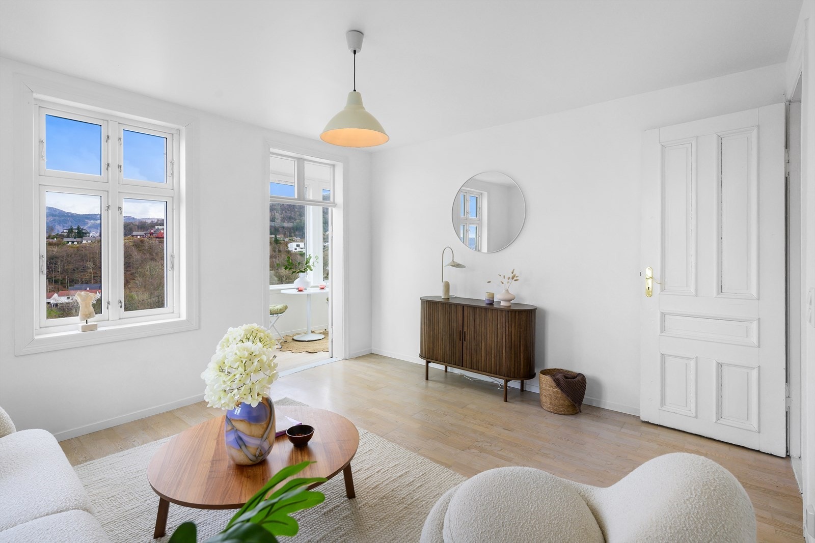 Fra stuen er det dør videre ut til hagestuen. Galleribilde