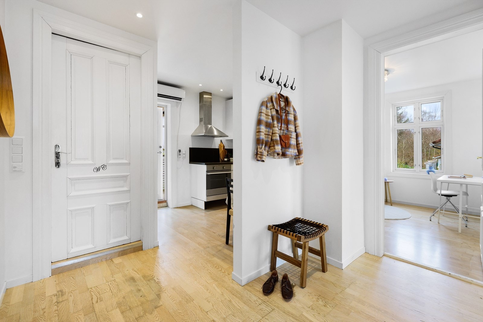 Fra entréen har man full oversikt over resten av leiligheten. Galleribilde