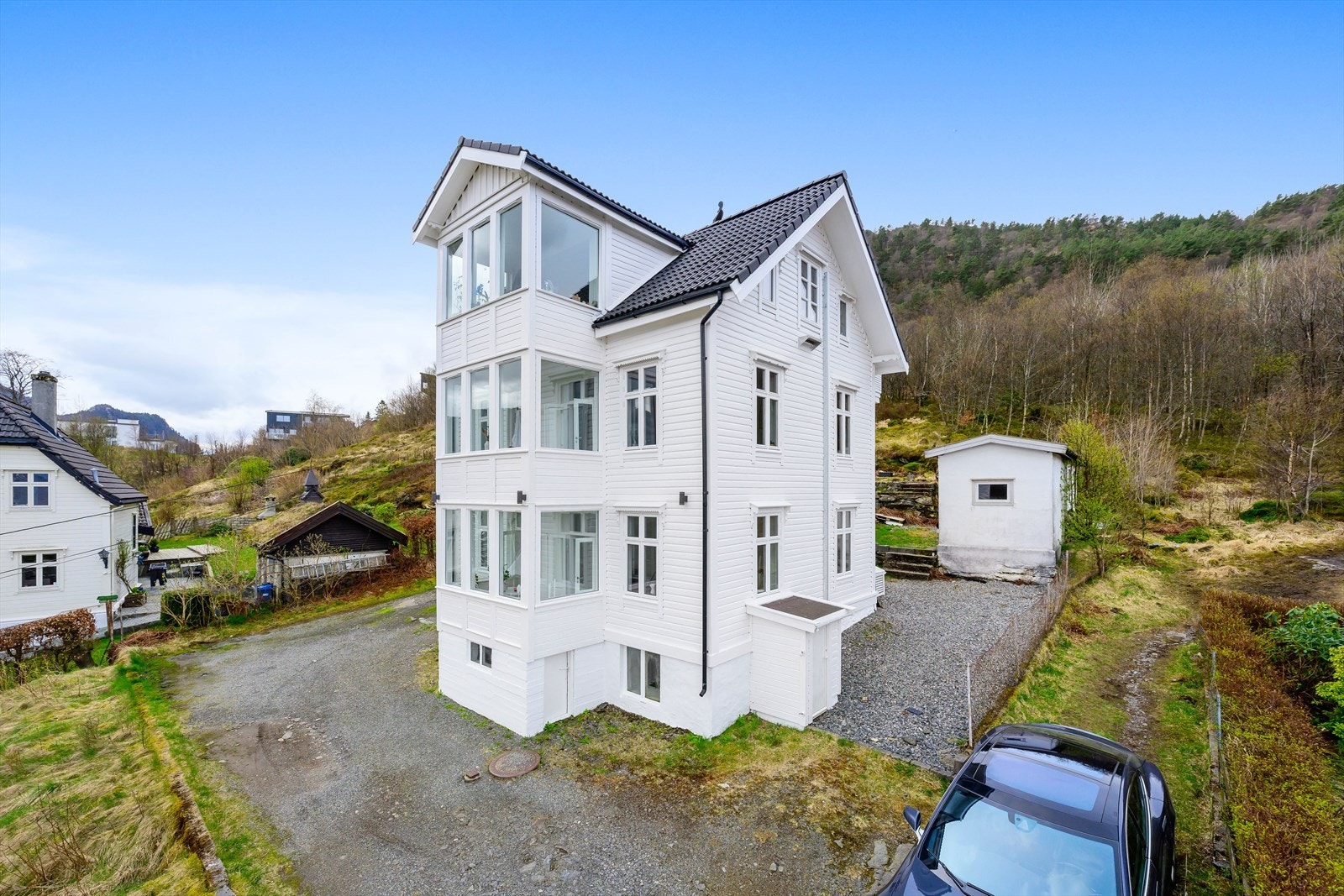 Leiligheten ligger i høy 1. etasje i dette fine og ærverdige bygget. Tursti til Lyderhorn rett ved. Galleribilde