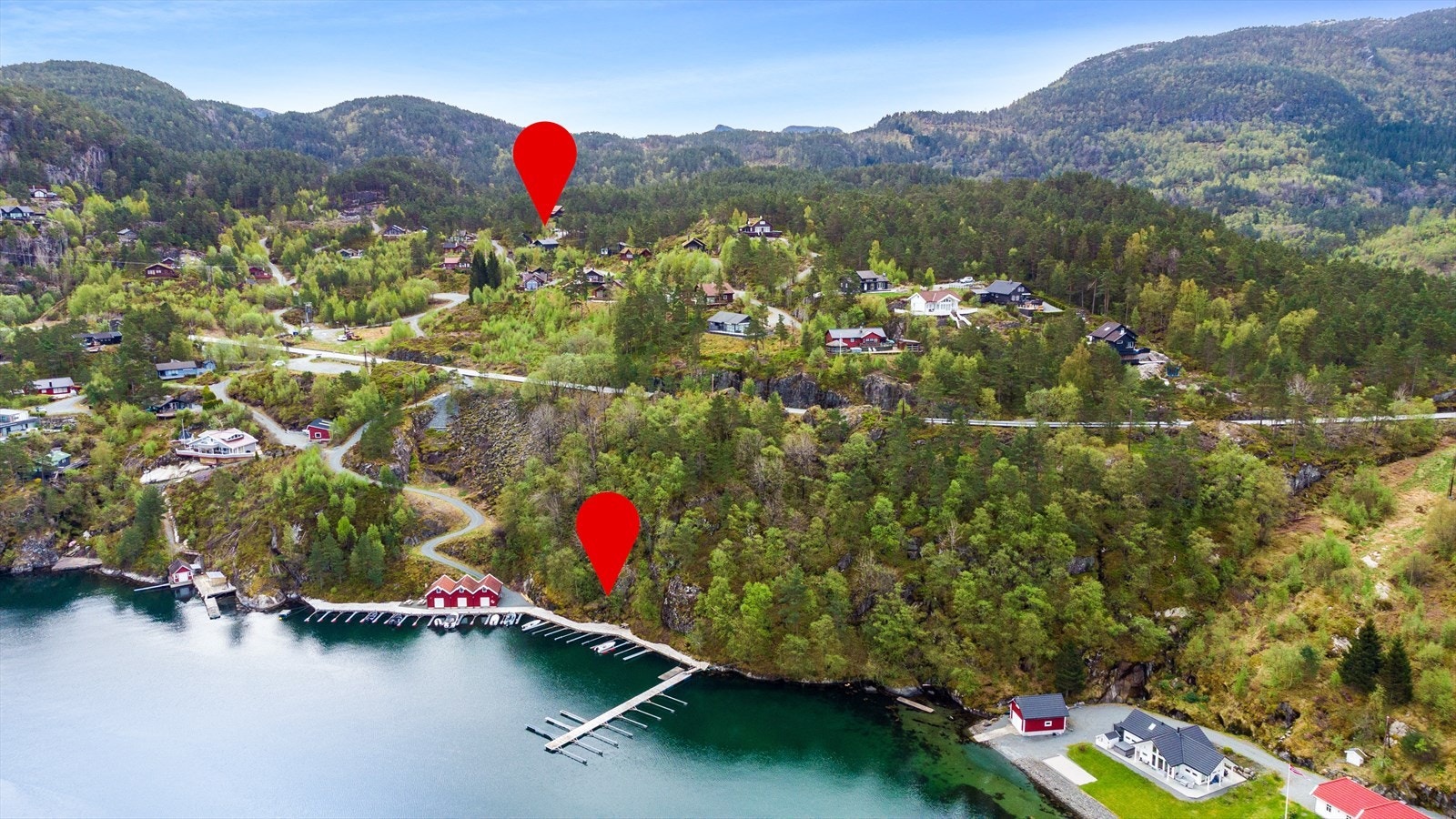 Hytten ligger fint til, med gangavstand til båtplassen Galleribilde