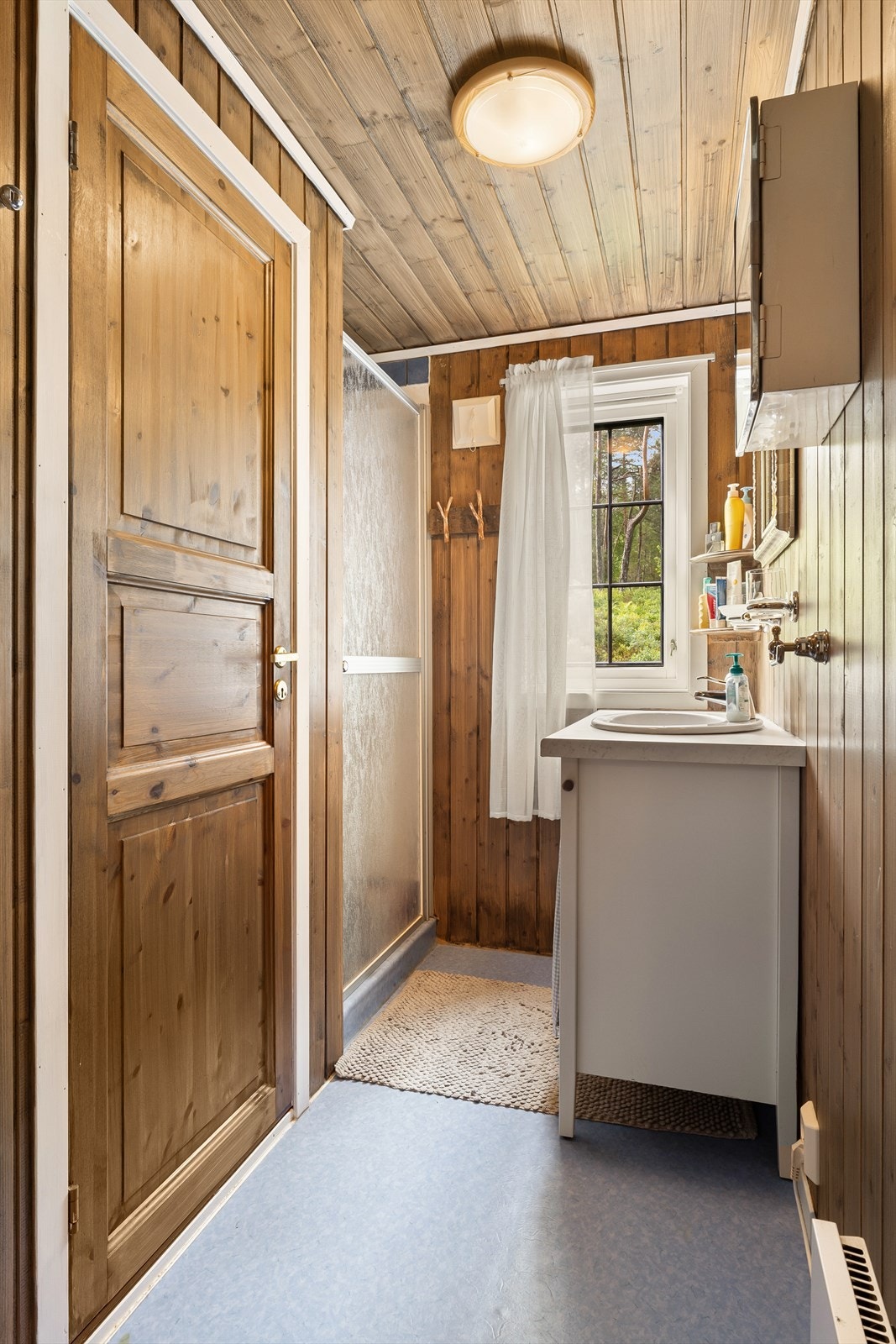 Bad med dusj og servant Galleribilde