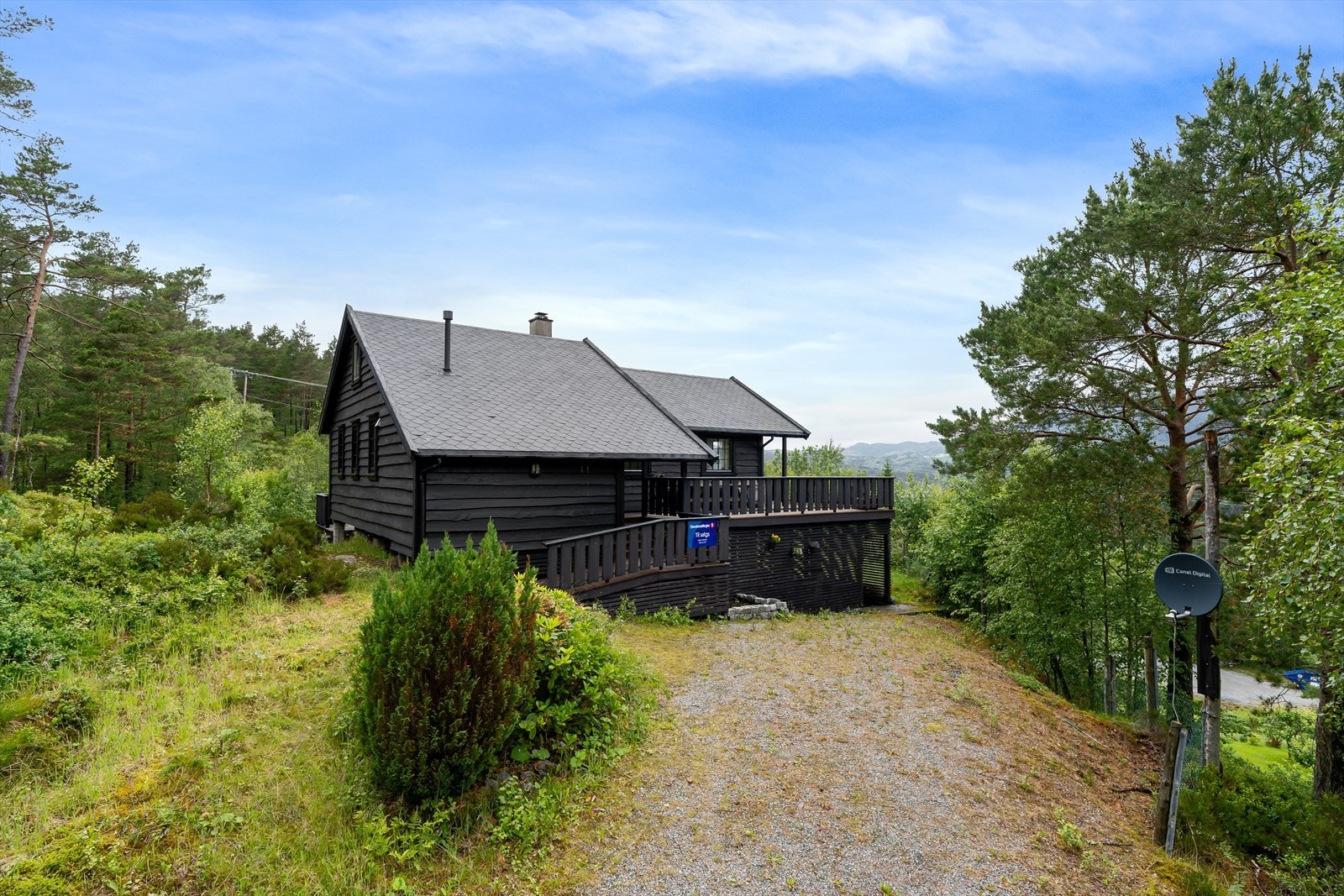 Vei frem til hytten. Det er innlagt strøm, og privat vann/avløp Galleribilde