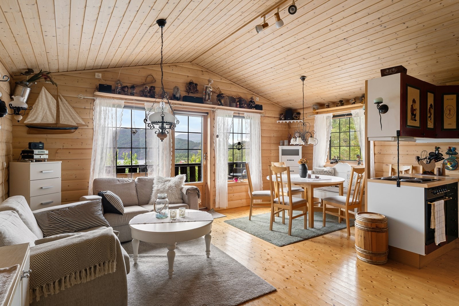 Lys, fin stue med åpen løsning til kjøkken Galleribilde