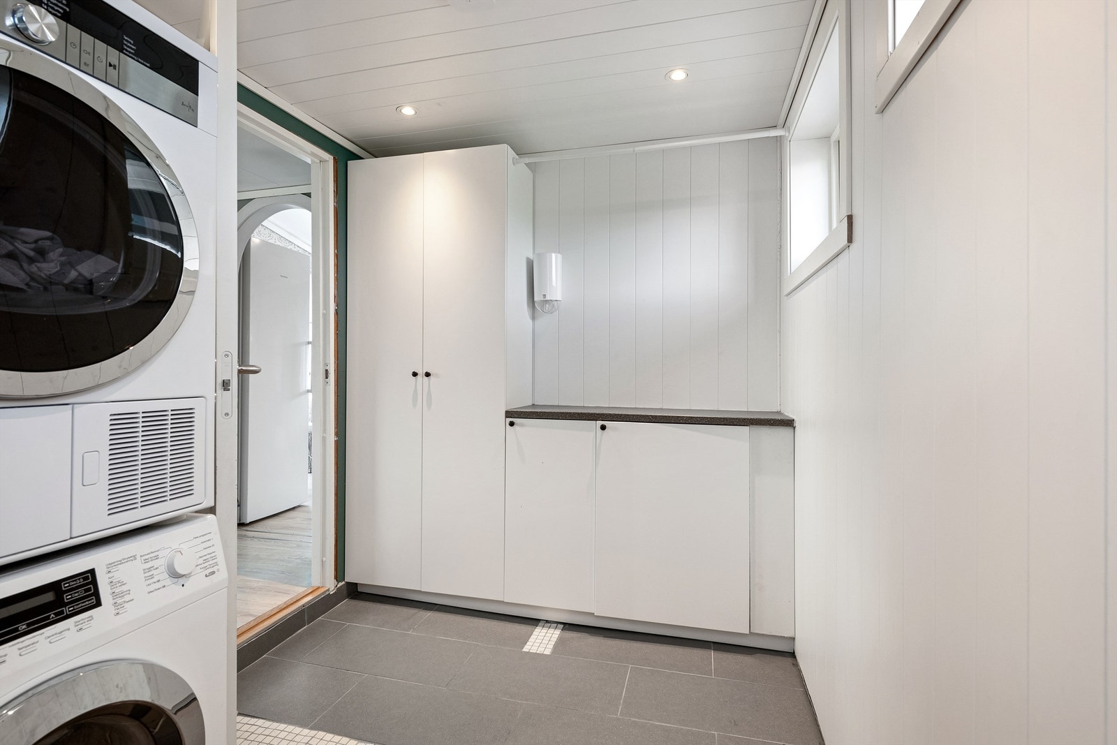 Vaskerommet ble pusset opp i 2021 og har fliser på gulv med varmekabler. Det er opplegg for vaskemaskin og tørketrommel. Innredning med gode oppbevaringsmuligheter og benk. Det er adkomst fra vaskerom til bod og garasje. Galleribilde