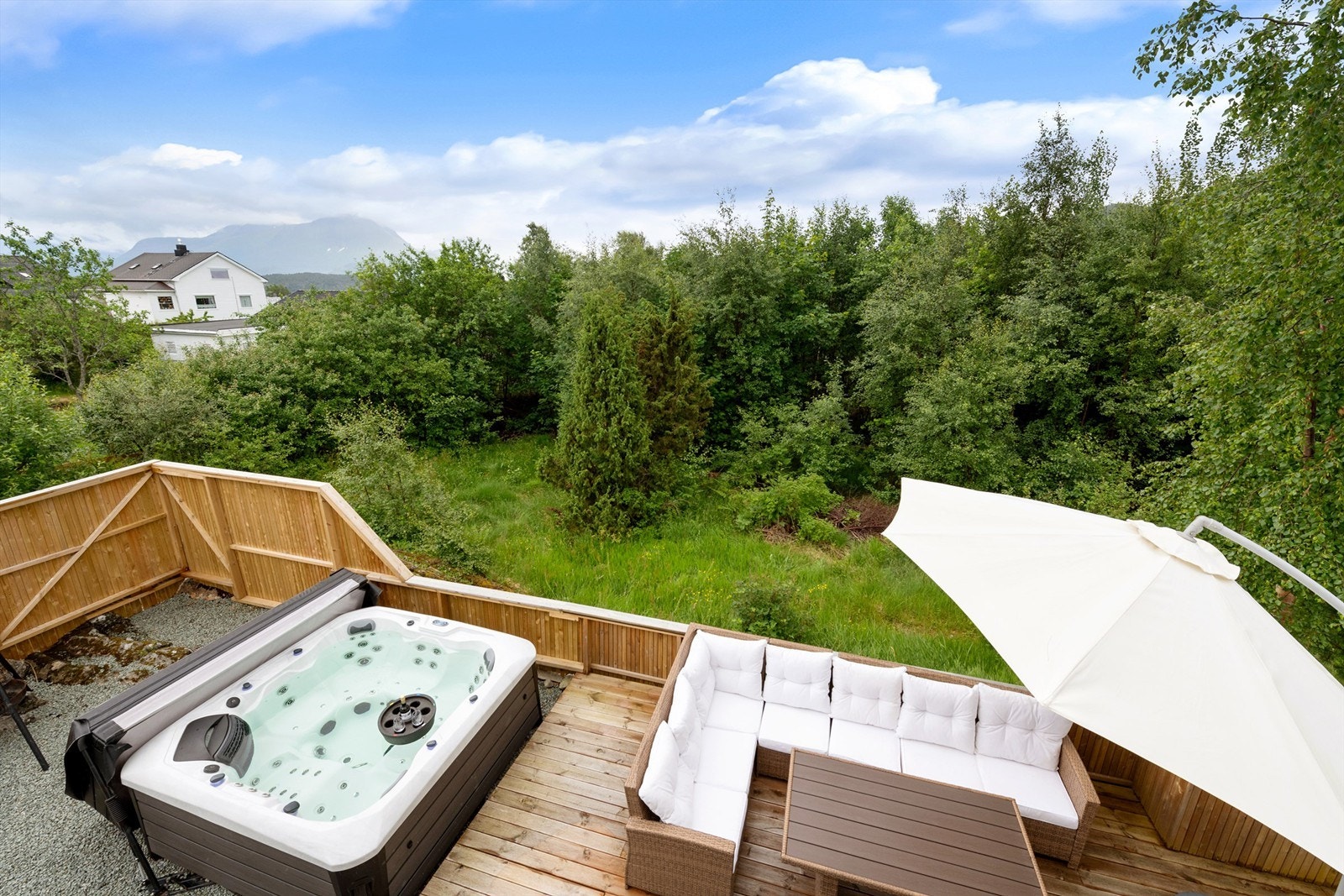 Markterrasse i underetasjen sett fra altan i hovedetasjen Galleribilde