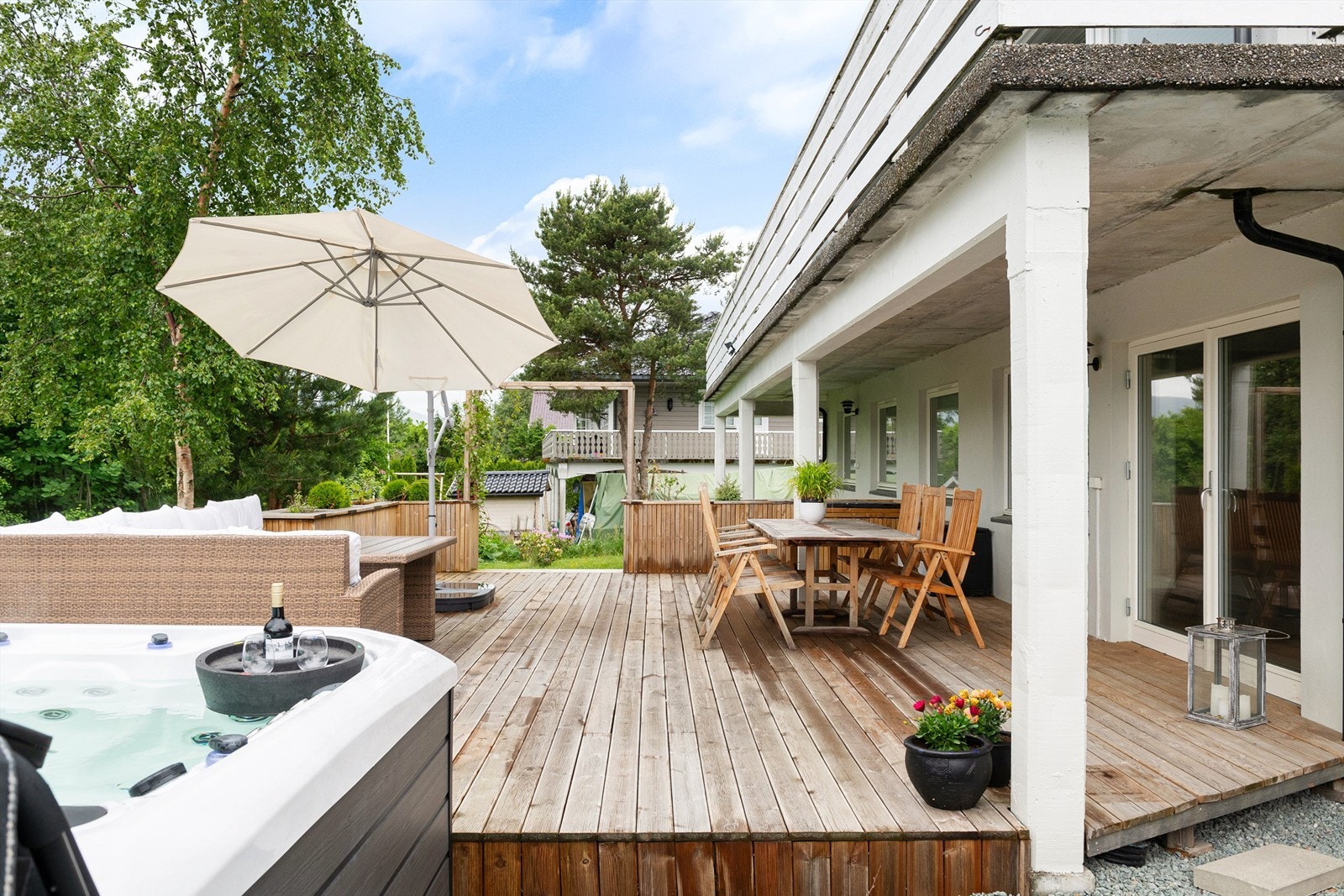 Flott markterrasse mot syd med god plass til flere soner og sitteplasser og hyggelig sosialt samvær Galleribilde