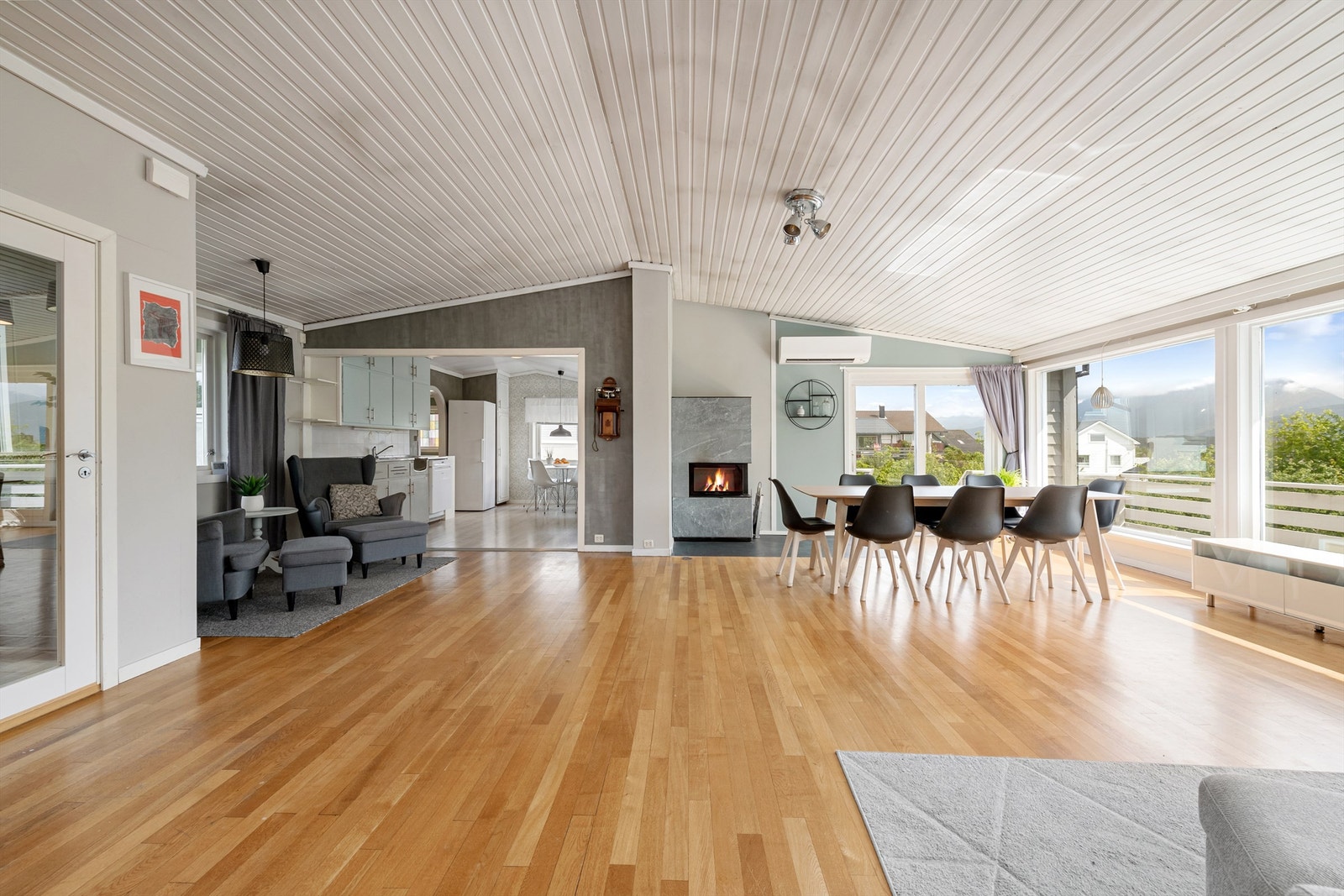 Det er åepn løsning mellom stue, spisestue og kjøkken med god takhøyde og god romfølelse Galleribilde