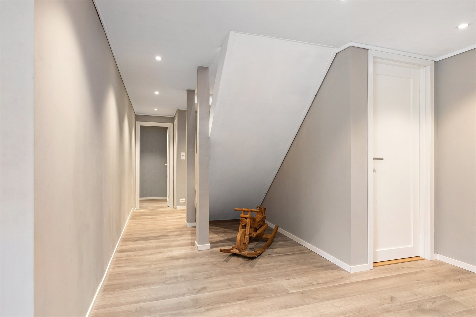 Flott oppusset gang i underetasjen med laminat på gulv,, malte vegger og himling med innfelte spotter Galleribilde