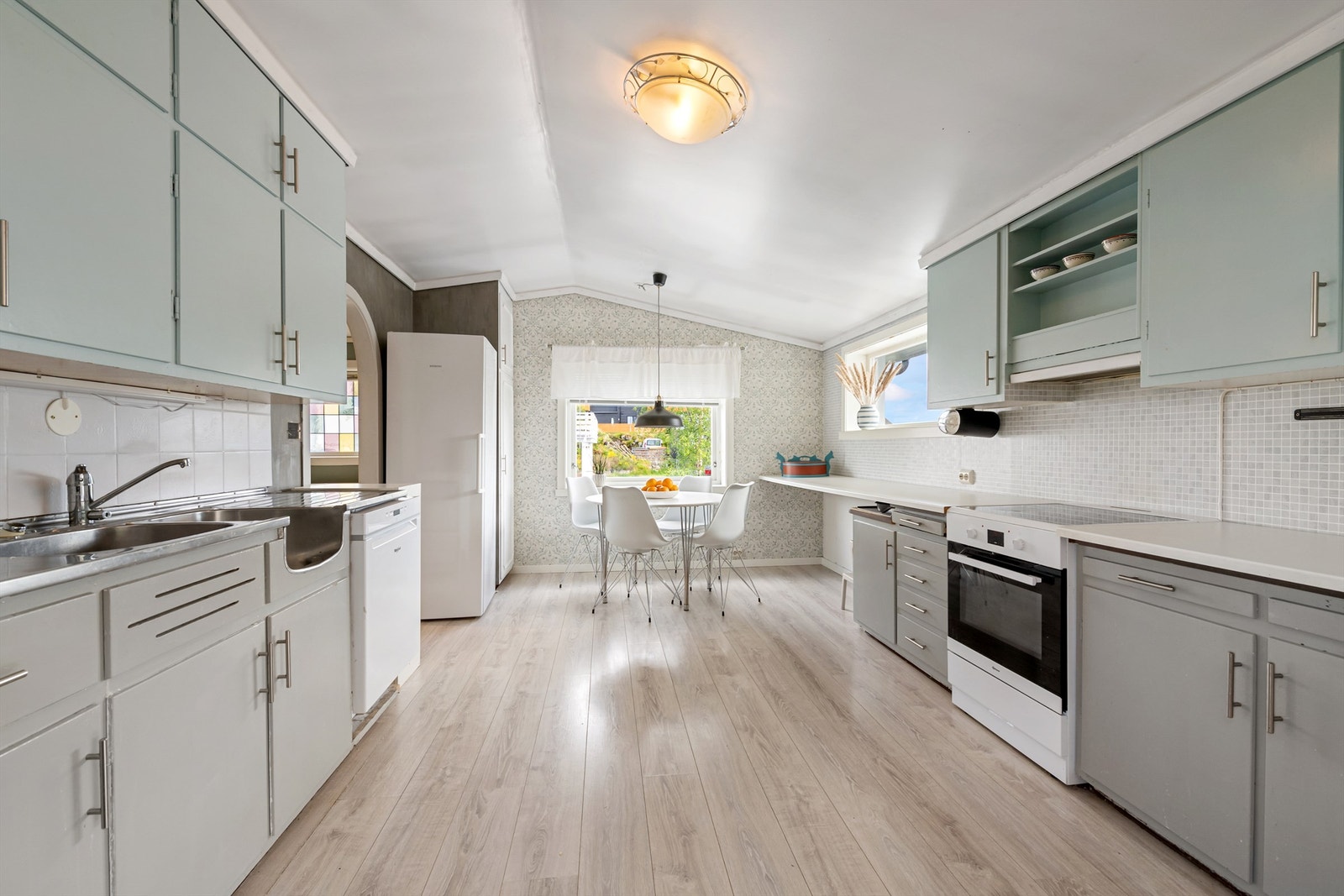 Det er god plass til spisebord på kjøkkenet og det er adkomst fra kjøkken til grovkjøkken og vaskerom Galleribilde