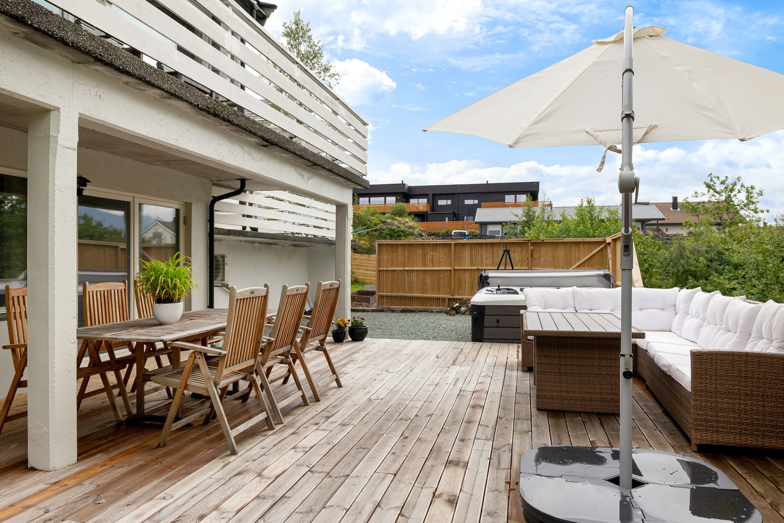 Flott markterrasse mot syd med god plass til flere soner og sitteplasser og hyggelig sosialt samvær Galleribilde