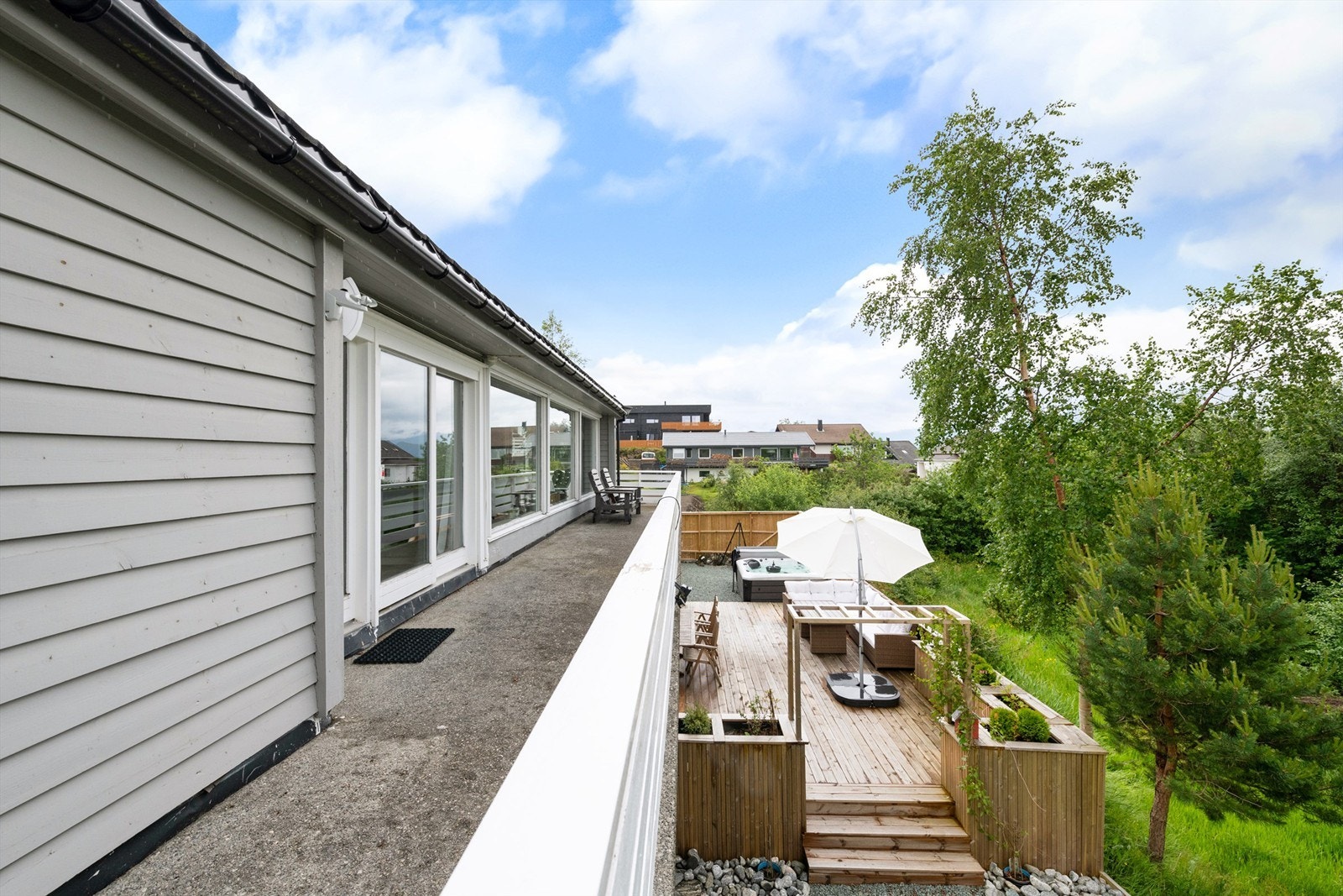 Altan mot syd og markerrasse i hagen Galleribilde