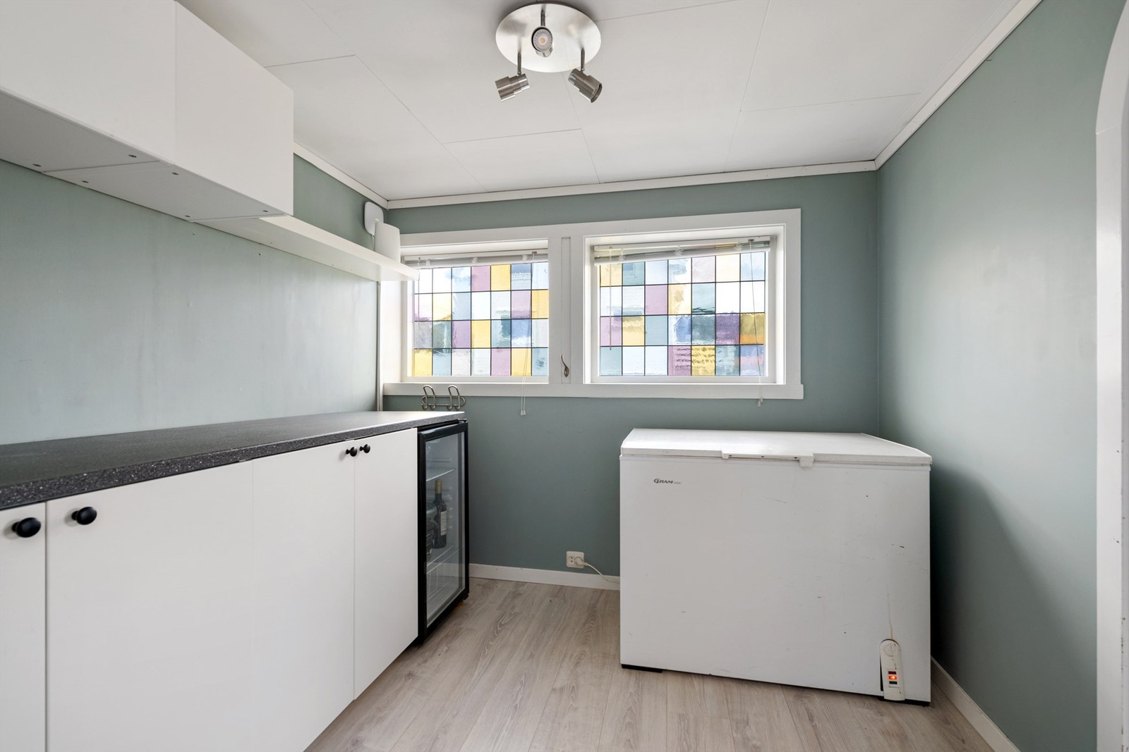 Grovkjøkken med innredning i tilknytning til kjøkken - og med dør til vaskerom Galleribilde