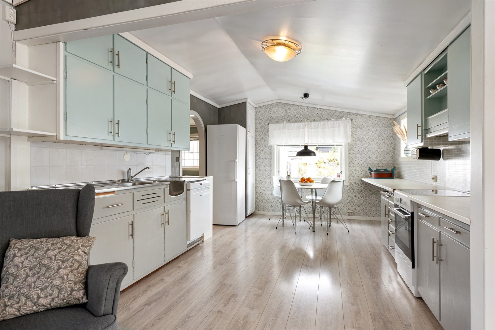 Stort og romslig kjøkken i åpen men likevel skjermet løsning med stue Galleribilde