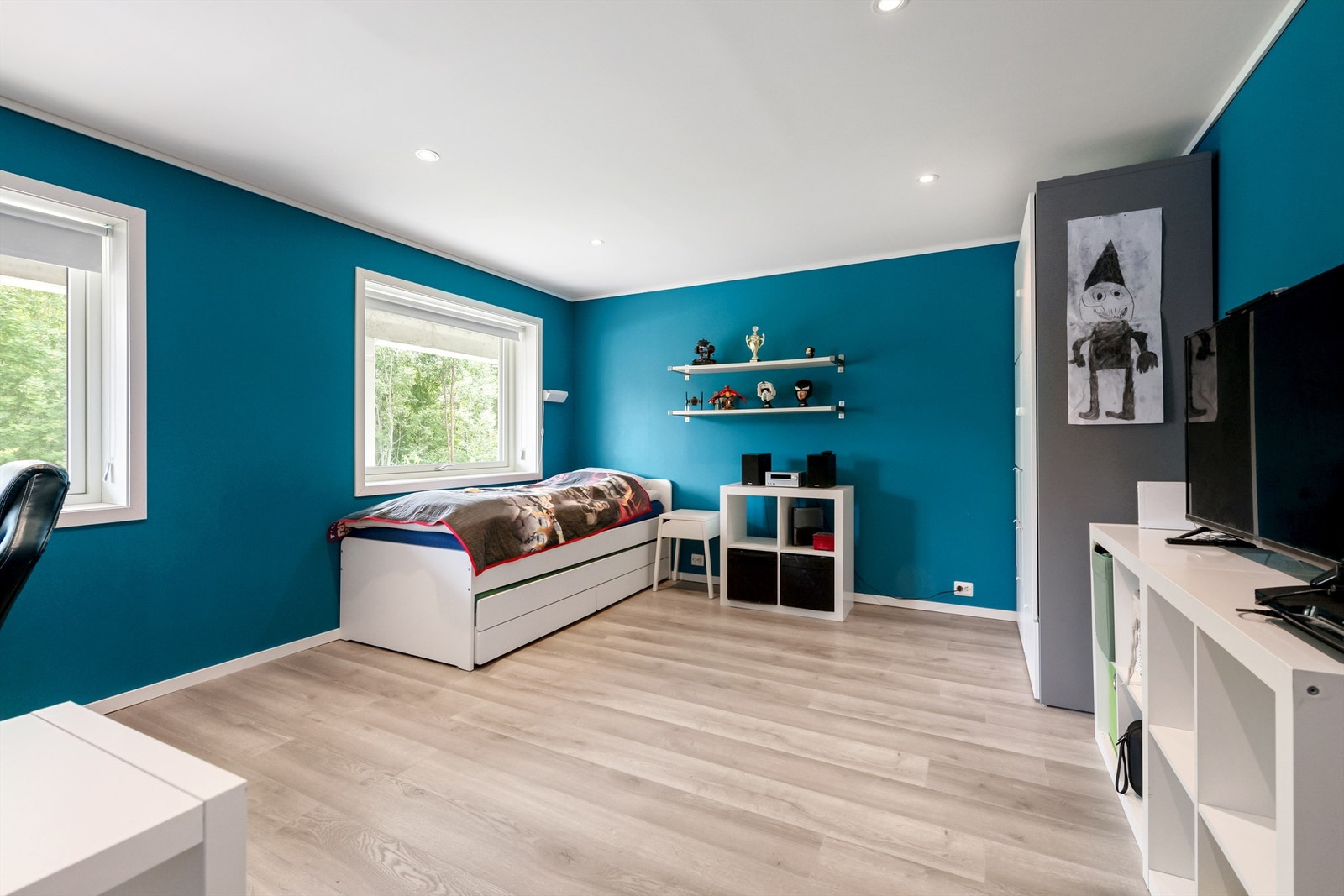 Stor og romslig soverom i underetasjen Galleribilde