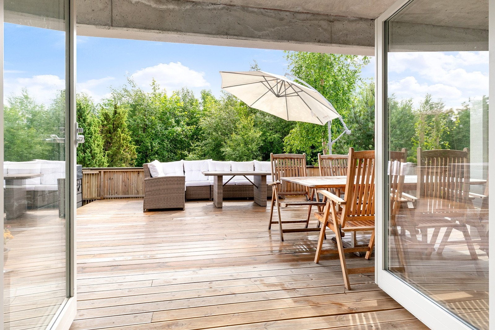 Fra kjellerstuen er det dobbel store verandadører ut til stor marketerrasse Galleribilde