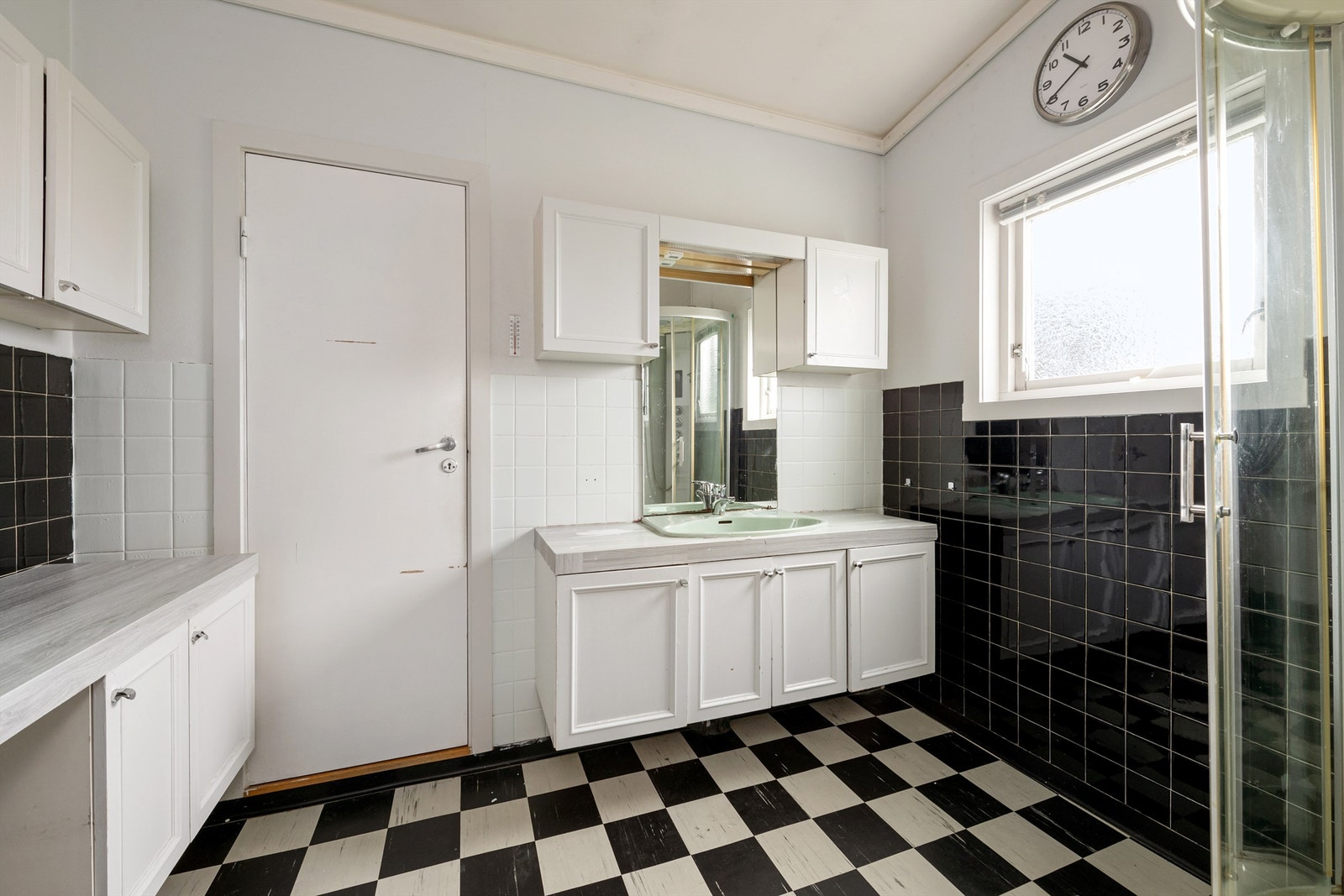 Bad i hovedetasjen med stor og romslig innredning Galleribilde