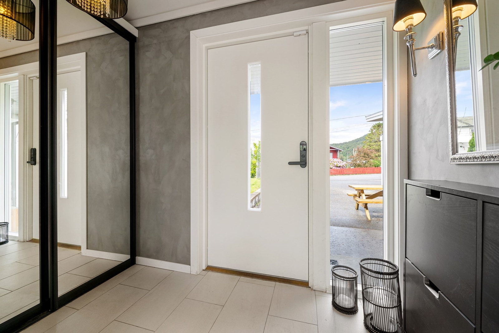 Flislagt entre med varmekabler. Skyvedørsgarderobe. Ny ytterdør Galleribilde