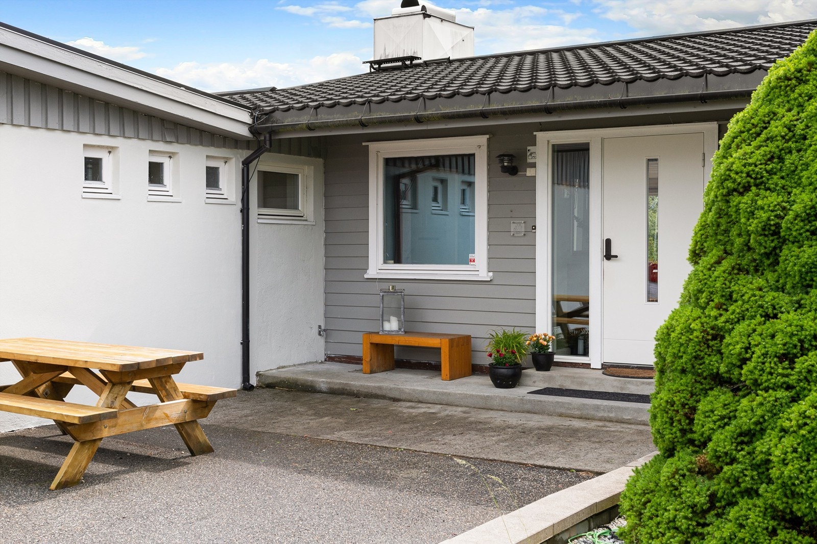 Inngangsparti mot nord med uteplass Galleribilde