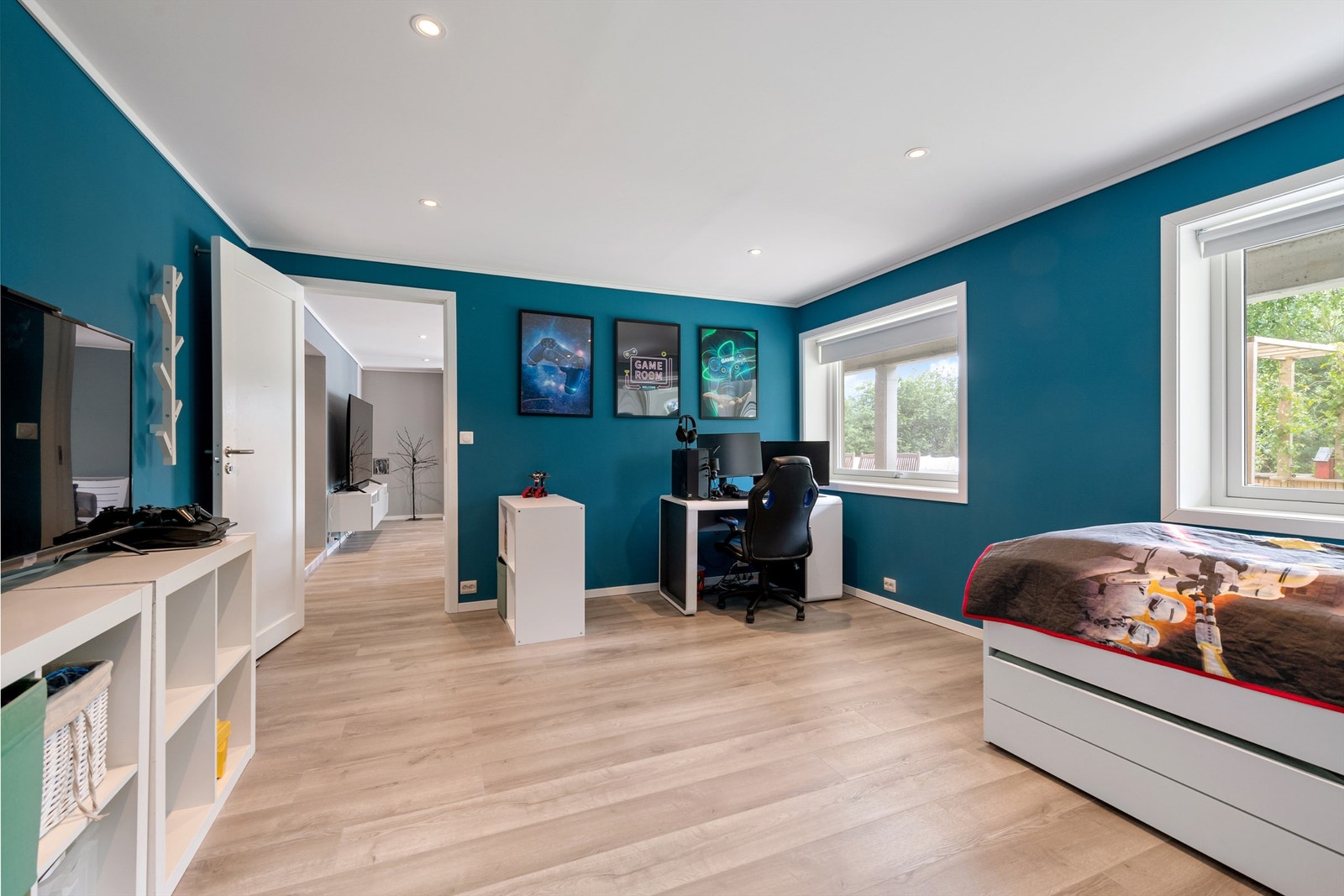 Stor og romslig soverom i underetasjen Galleribilde