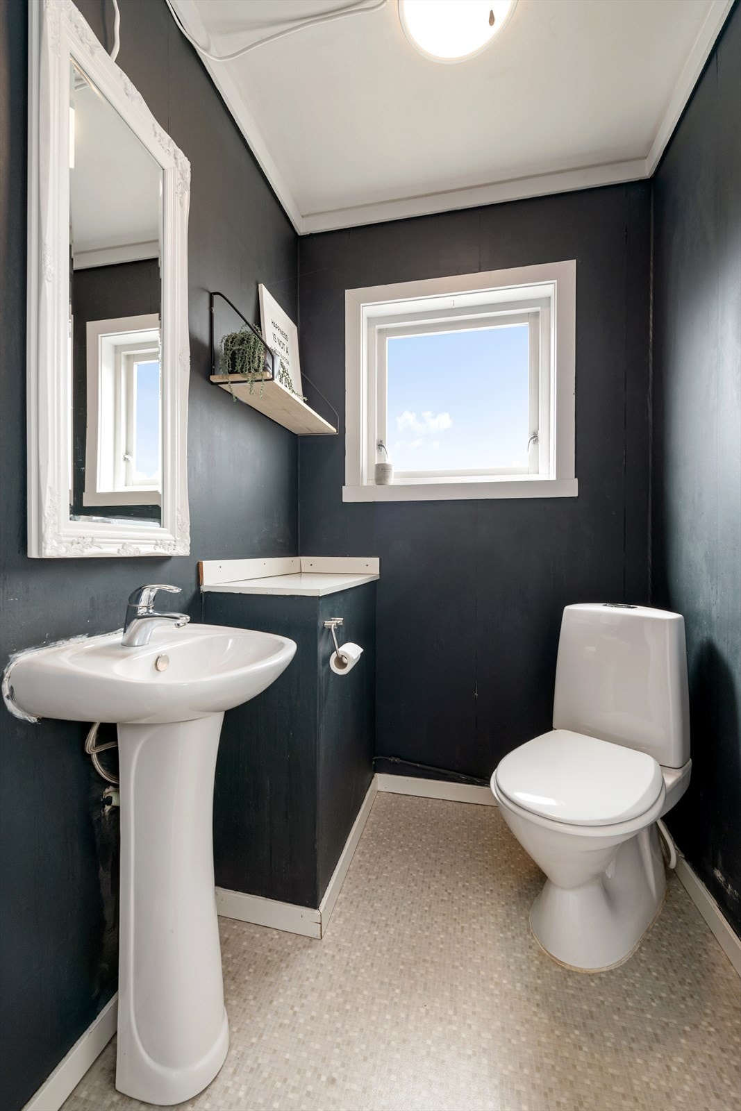 Toalettrom i hovedetasjen Galleribilde