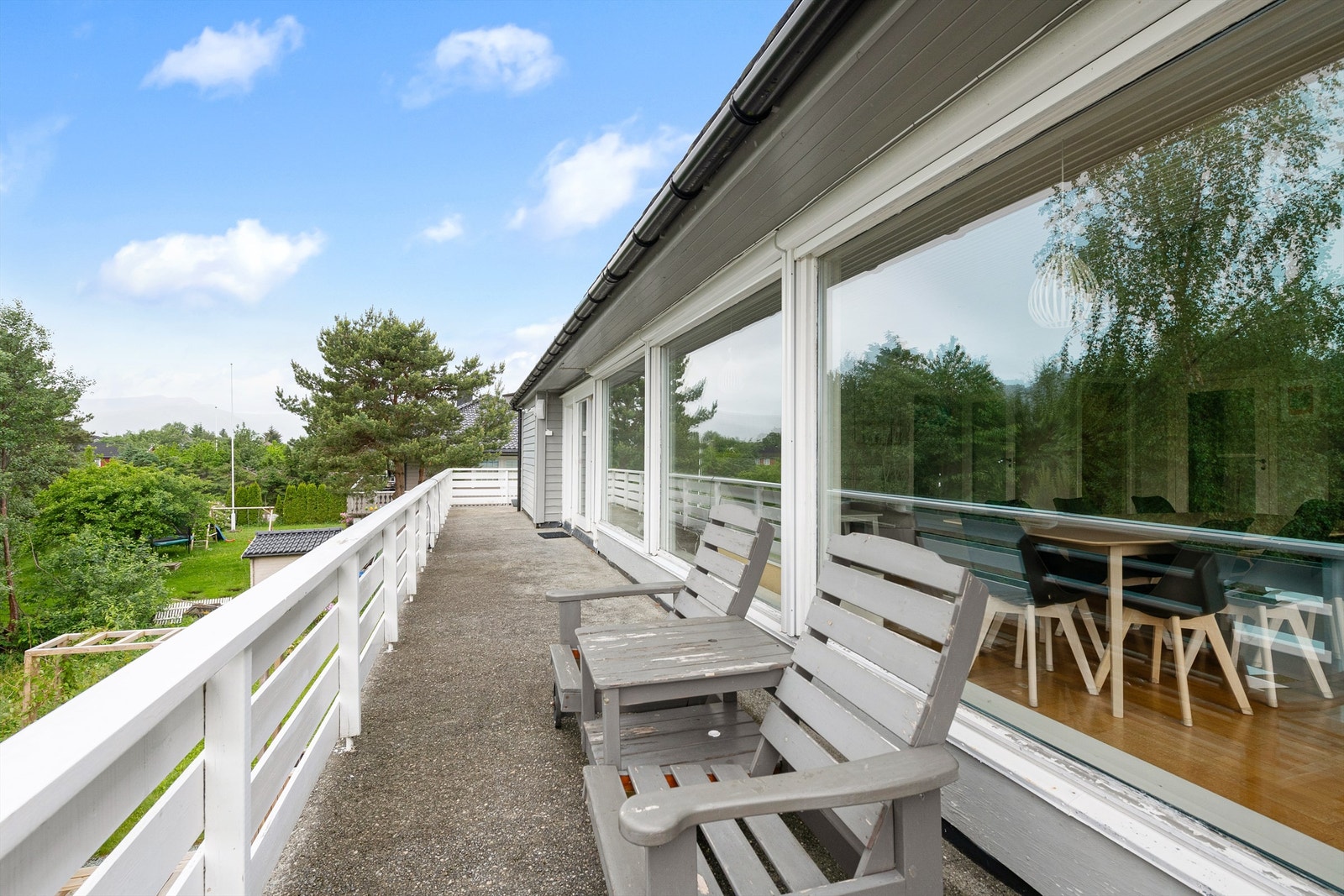 Altan mot syd i hele husets lengde med utgang fra stue Galleribilde