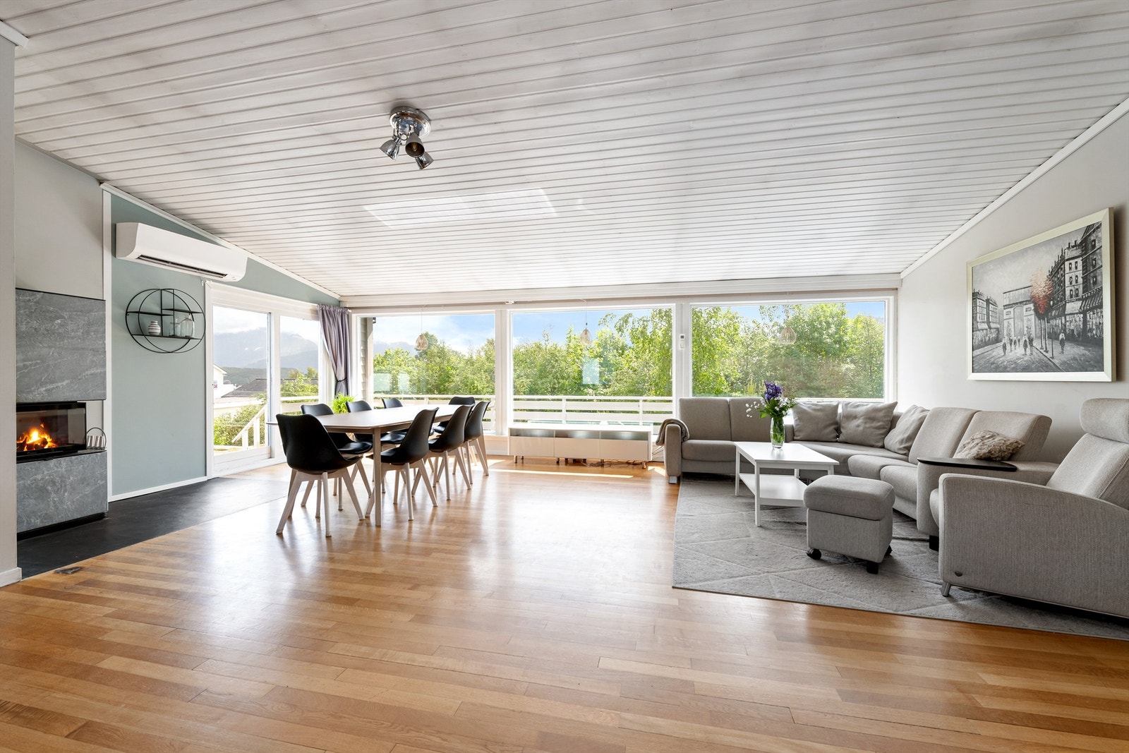 Stuen i hovedetasjen er stor og romslig og har godt med naturlig lysinnslipp fra stue vindusflater Galleribilde