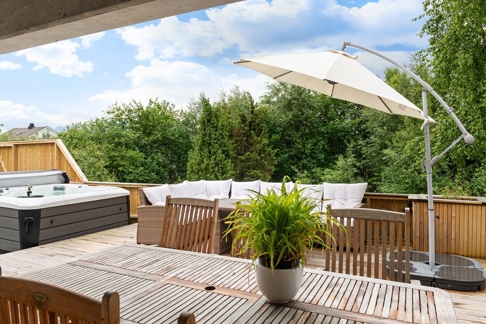 Flott markterrasse mot syd med god plass til flere soner og sitteplasser og hyggelig sosialt samvær Galleribilde