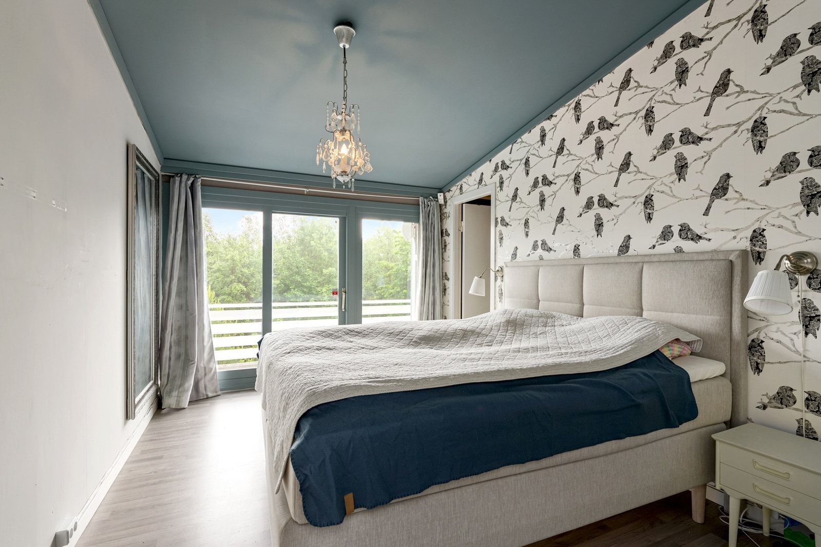 Hovedsoverom i 1. etasje med adkomst til garderoberom Galleribilde