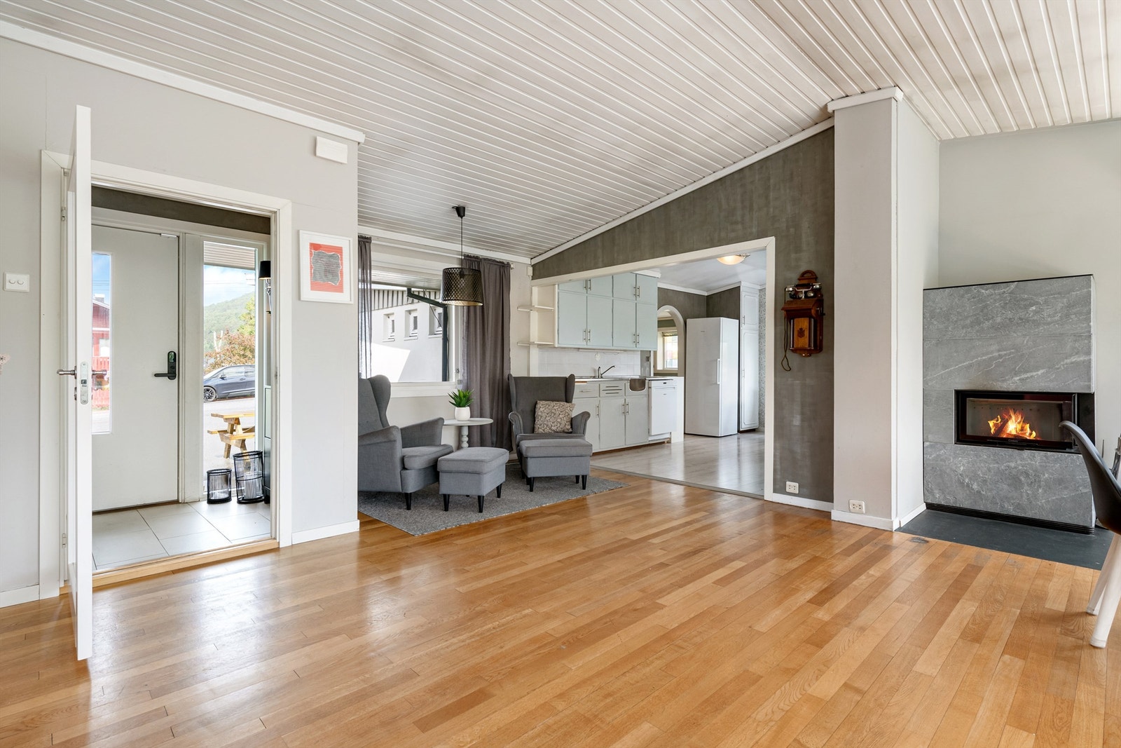 Fra stue mot entre og kjøkken. Det er montet ny flott peis på stuen Galleribilde